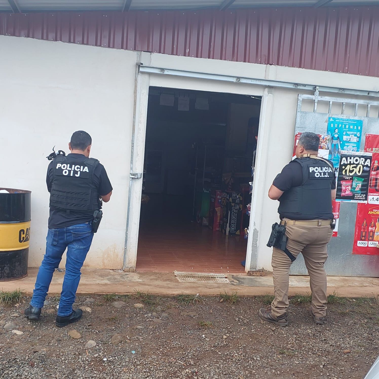 Agentes del OIJ de la Unidad Regional de Buenos Aires de Puntarenas allanaron un minisúper donde un hombre habría sido agredido por dos hermanos, una mujer y un menor de edad.