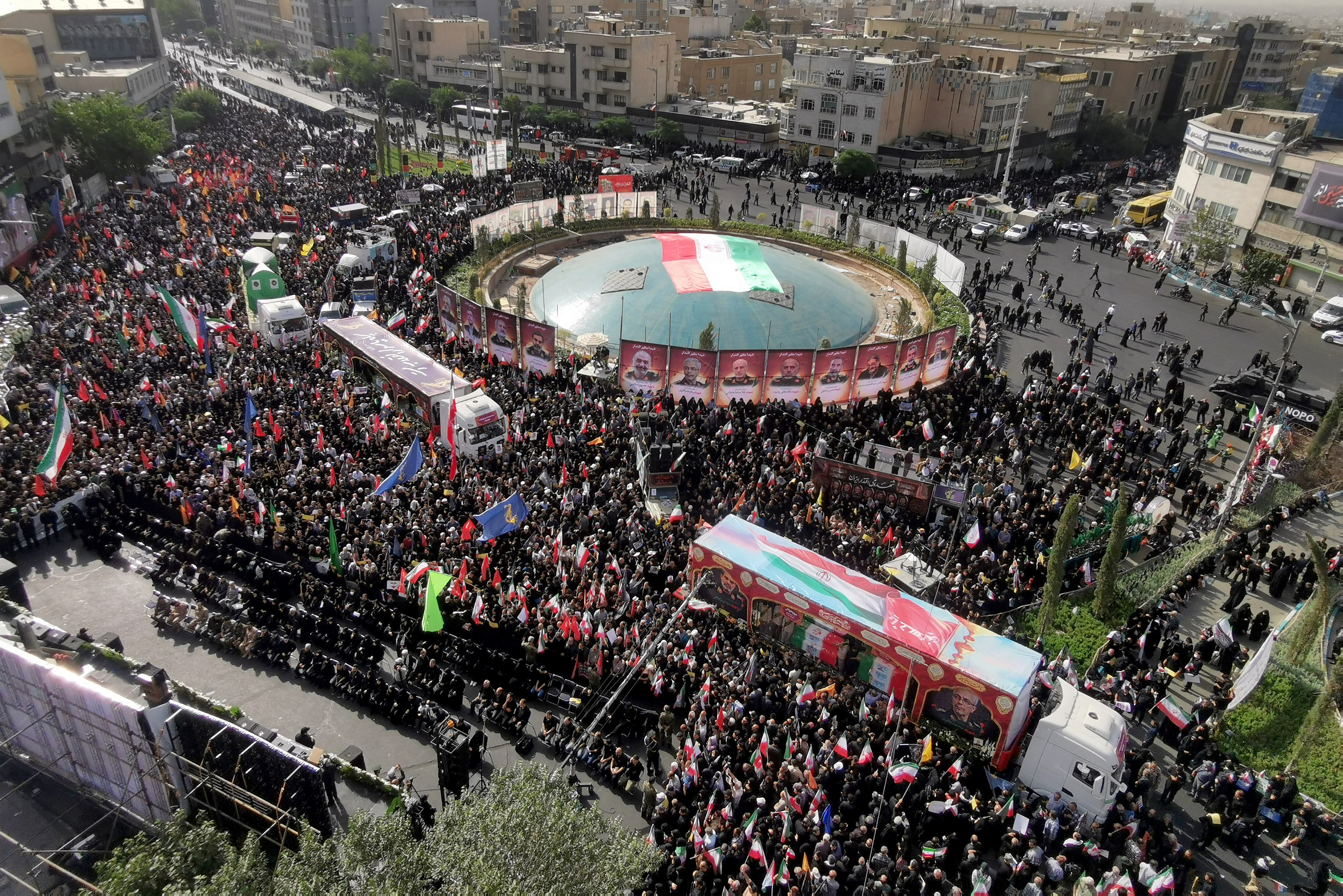 Imágenes de comandantes militares y científicos iraníes muertos durante ataques israelíes se exhiben en la Plaza Enghelab (Revolución) mientras los camiones con sus ataúdes pasan durante su procesión fúnebre en la capital, Teherán, este 28 de junio. Fotografía: