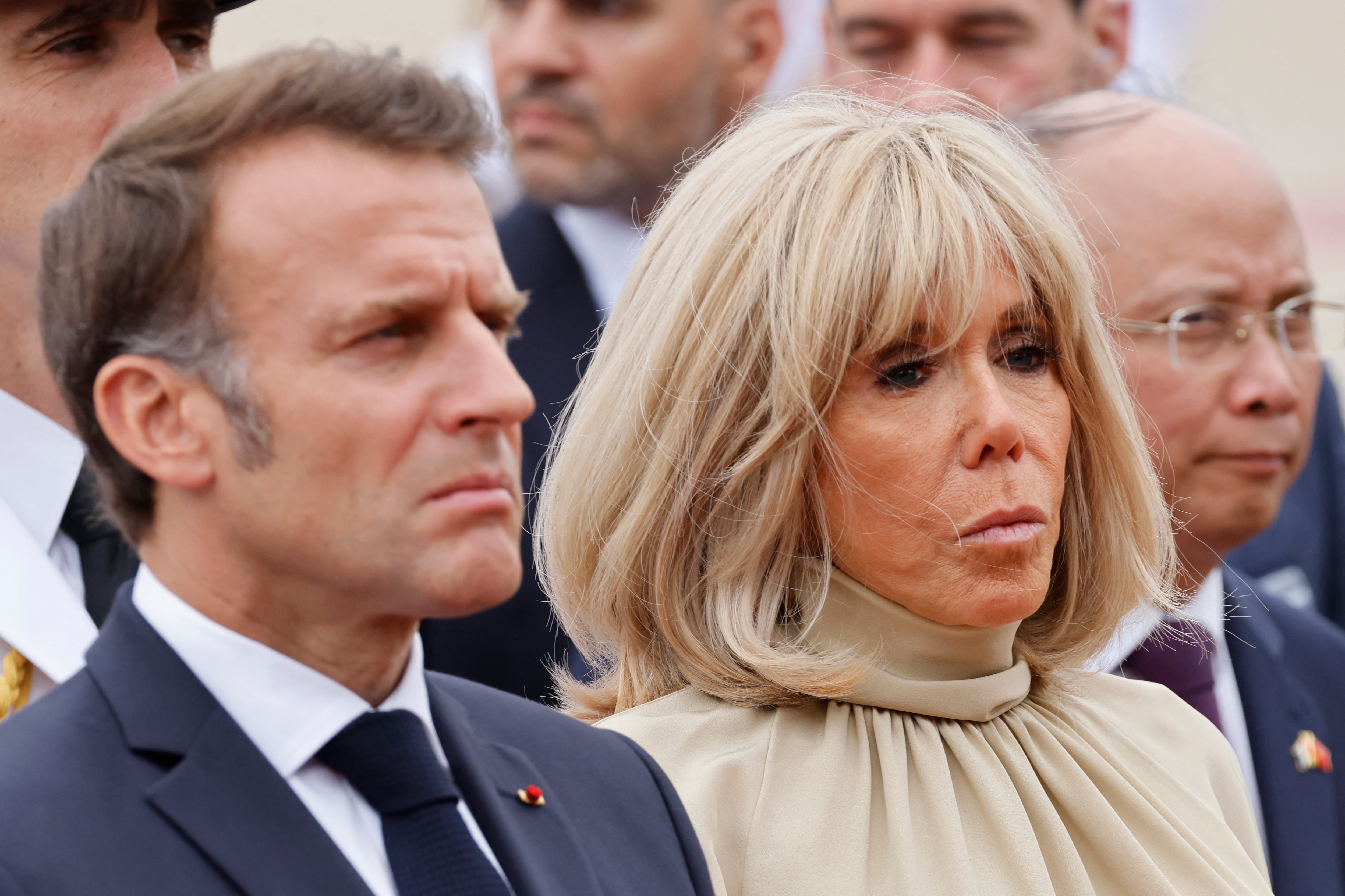 El presidente francés, Emmanuel Macron y su esposa, Brigitte Macron, en una ceremonia de ofrenda floral en el monumento a los héroes y mártires nacionales en Hanói, este 26 de mayo. Fotografía: