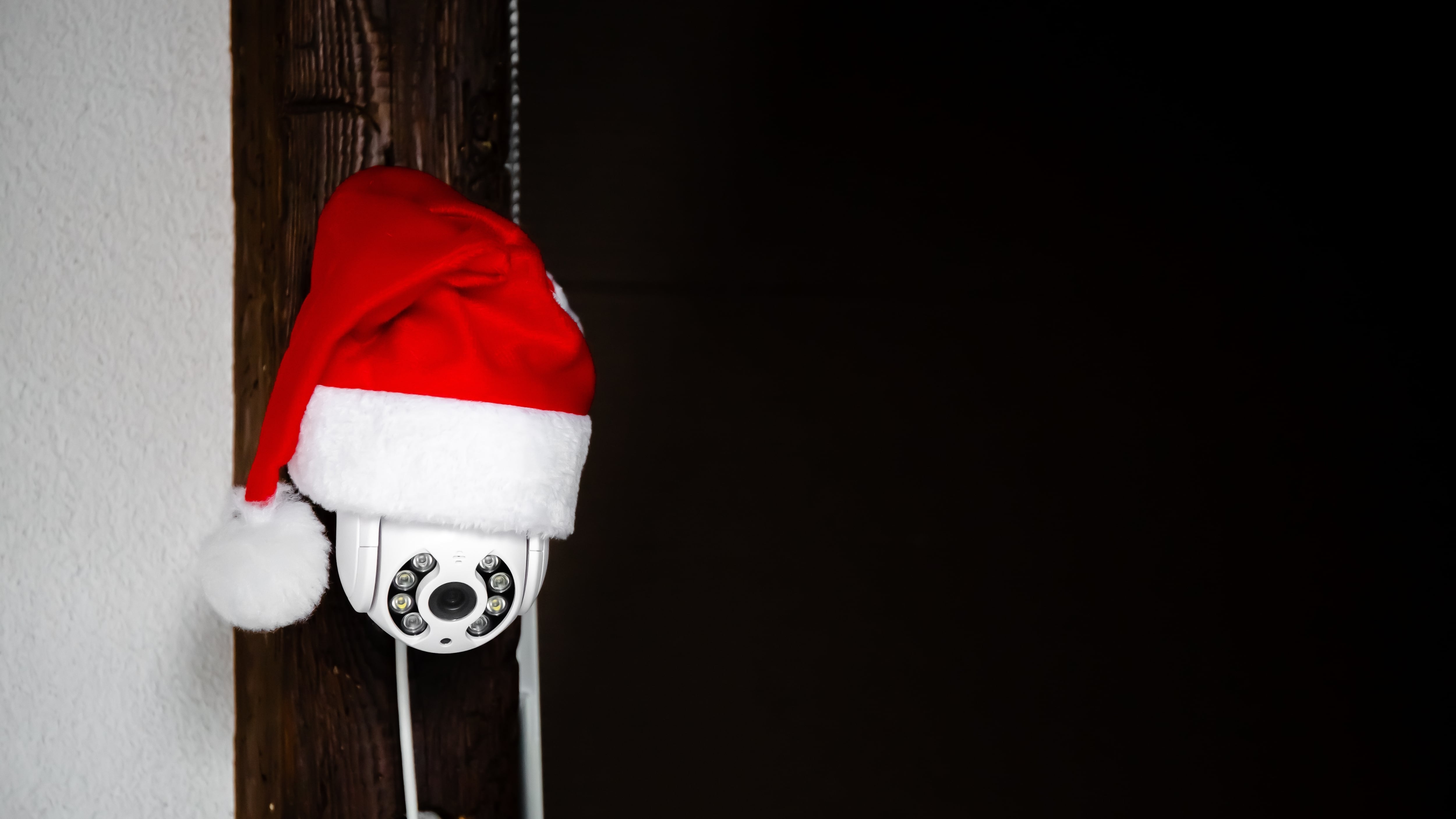 En la imagen, una cámara con gorro navideño