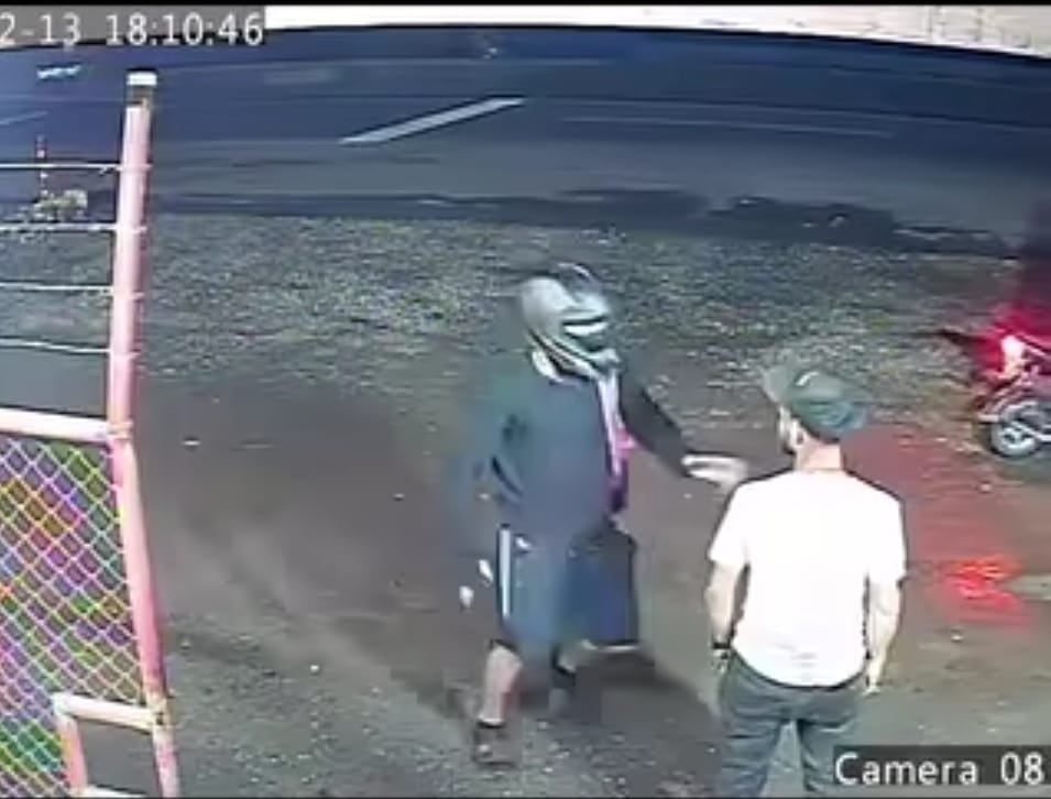 Dos delincuentes asaltaron un minisuper en 9 Millas de Matina, Limón y agredieron brutalmente a dos personas.