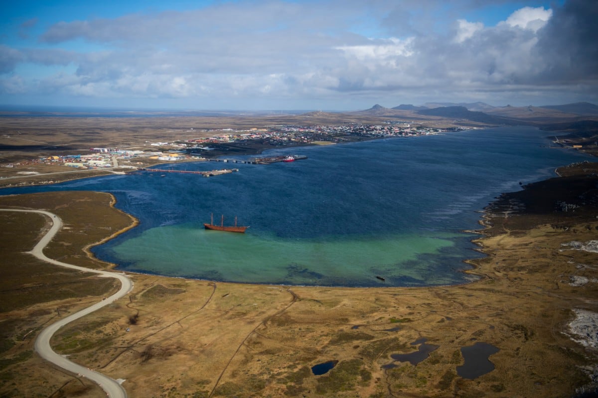 Vista aérea de Stanley, Islas Malvinas (Falkland Is.) en Sudamérica.