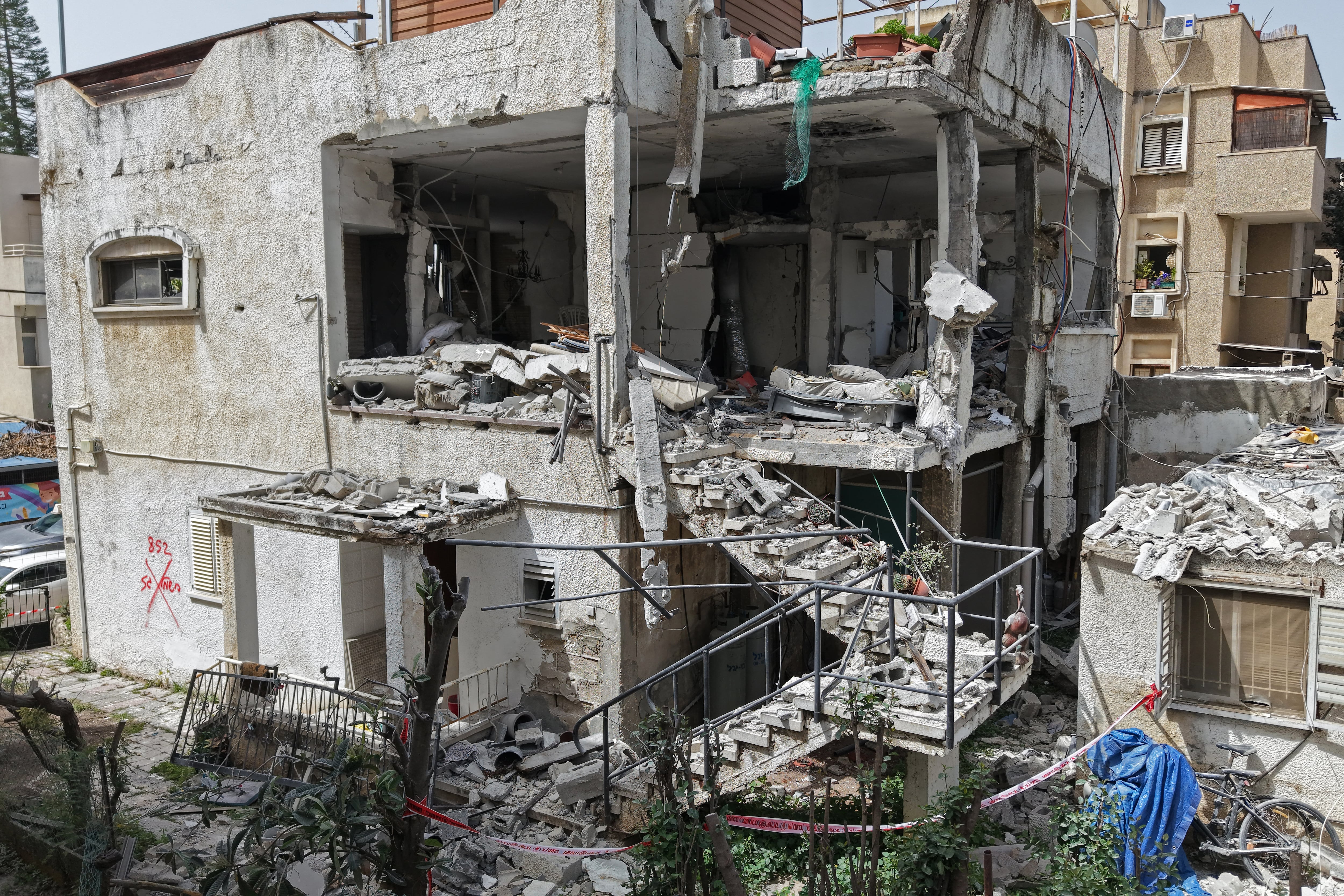 Según los informes, el ejército israelí activó sus sistemas de defensa para interceptar proyectiles lanzados desde Irán. El impacto en este barrio residencial de Ramat Gan (una ciudad cercana a Tel Aviv) habría causado daños estructurales en un edificio y, según los servicios médicos, al menos una persona resultó herida.