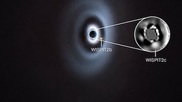 Astrónomos captan el nacimiento de dos planetas y sospechan de un tercero oculto