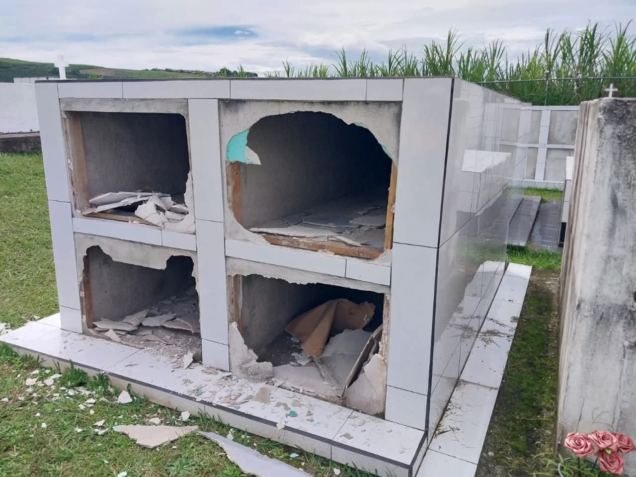 Vicealcalde de Jiménez denunció daños en 15 bóvedas del cementerio de Juan Viñas.