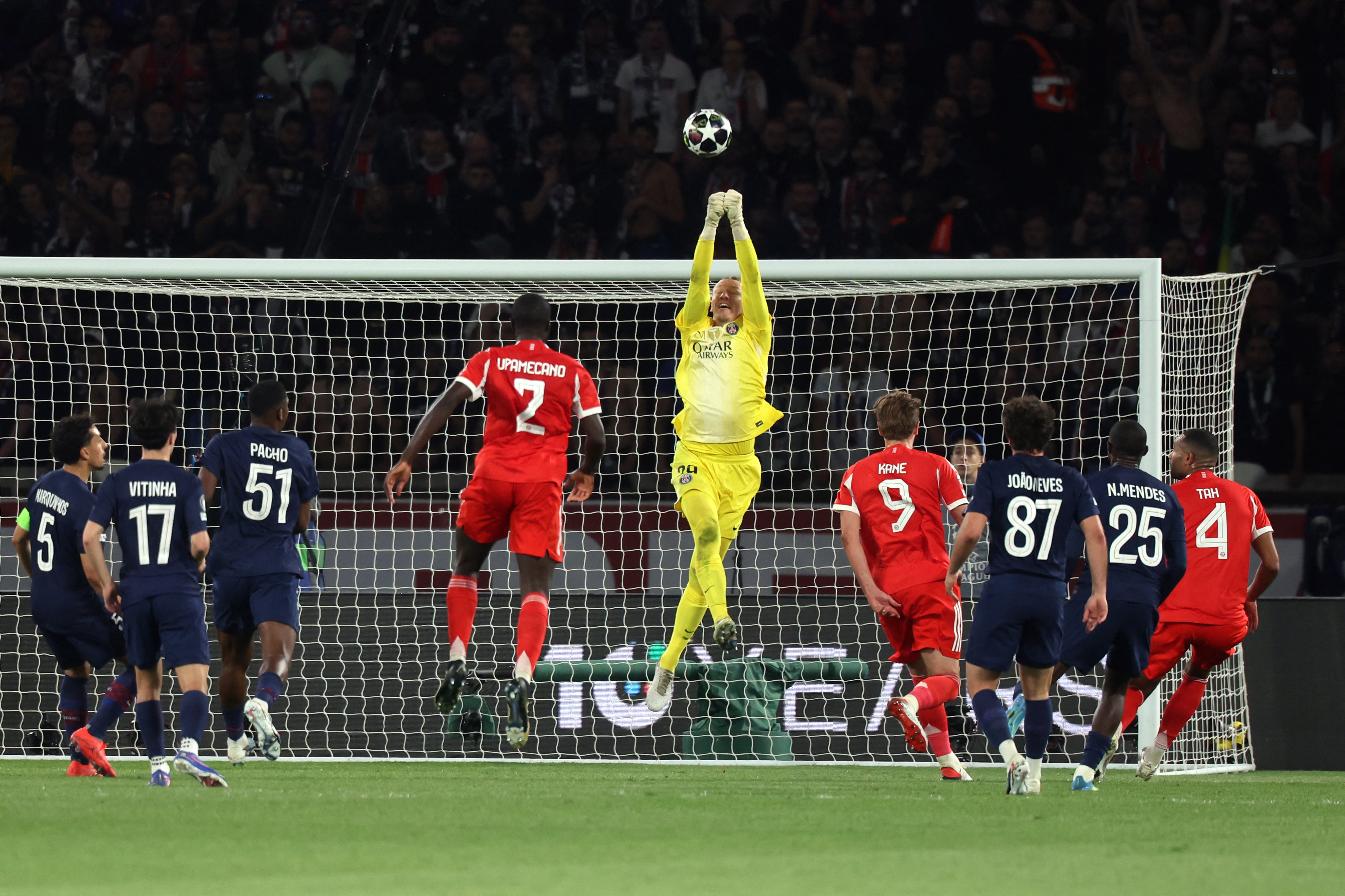 El arquero del PSG Matvey Safonov despeja el balón en el partido de Champions League ante el Bayern Múnich en el Parque de los Príncipes.