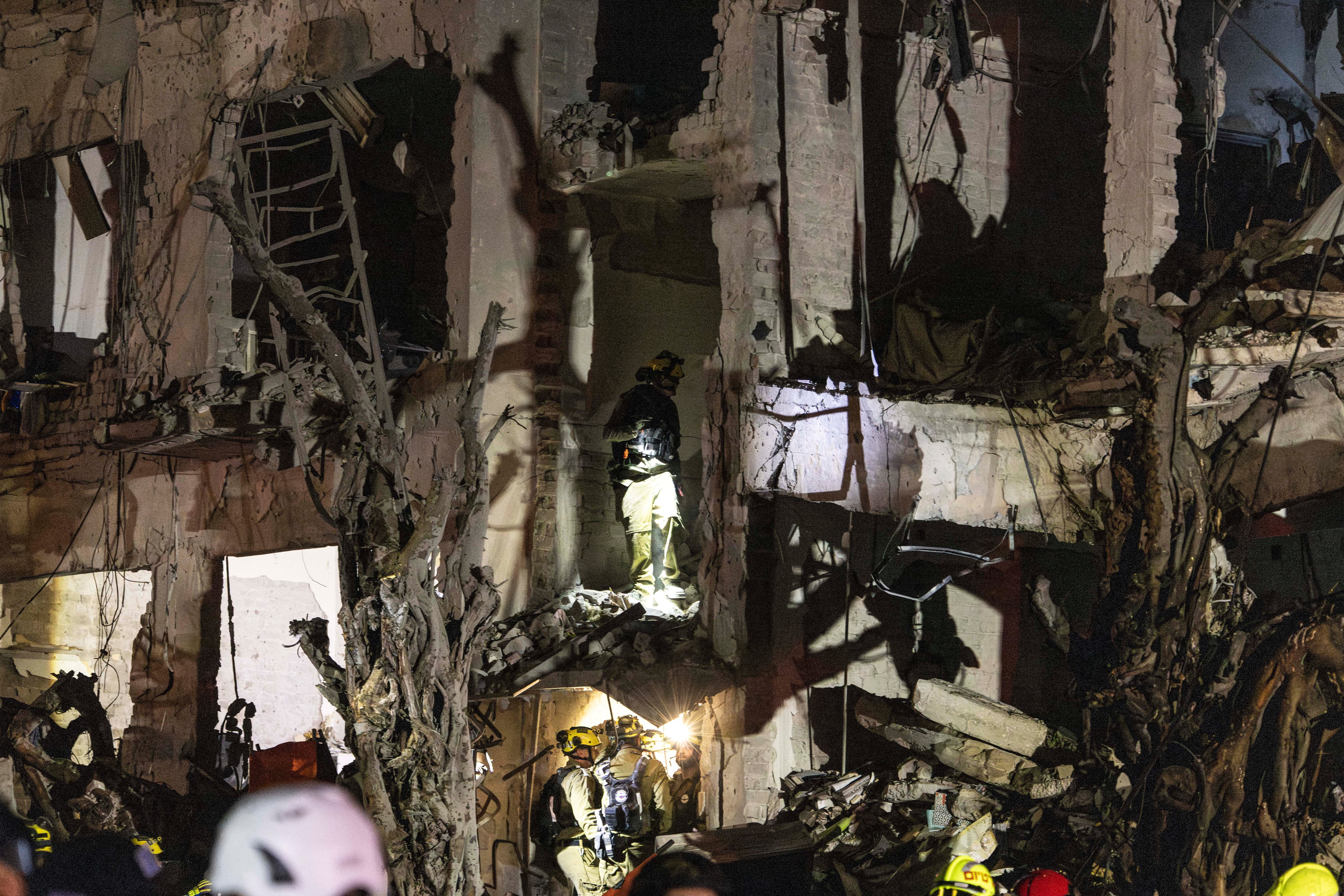 Las fuerzas de seguridad israelíes inspeccionan el lugar de un ataque con misiles iraní en Tel Aviv, el 28 de febrero de 2026.