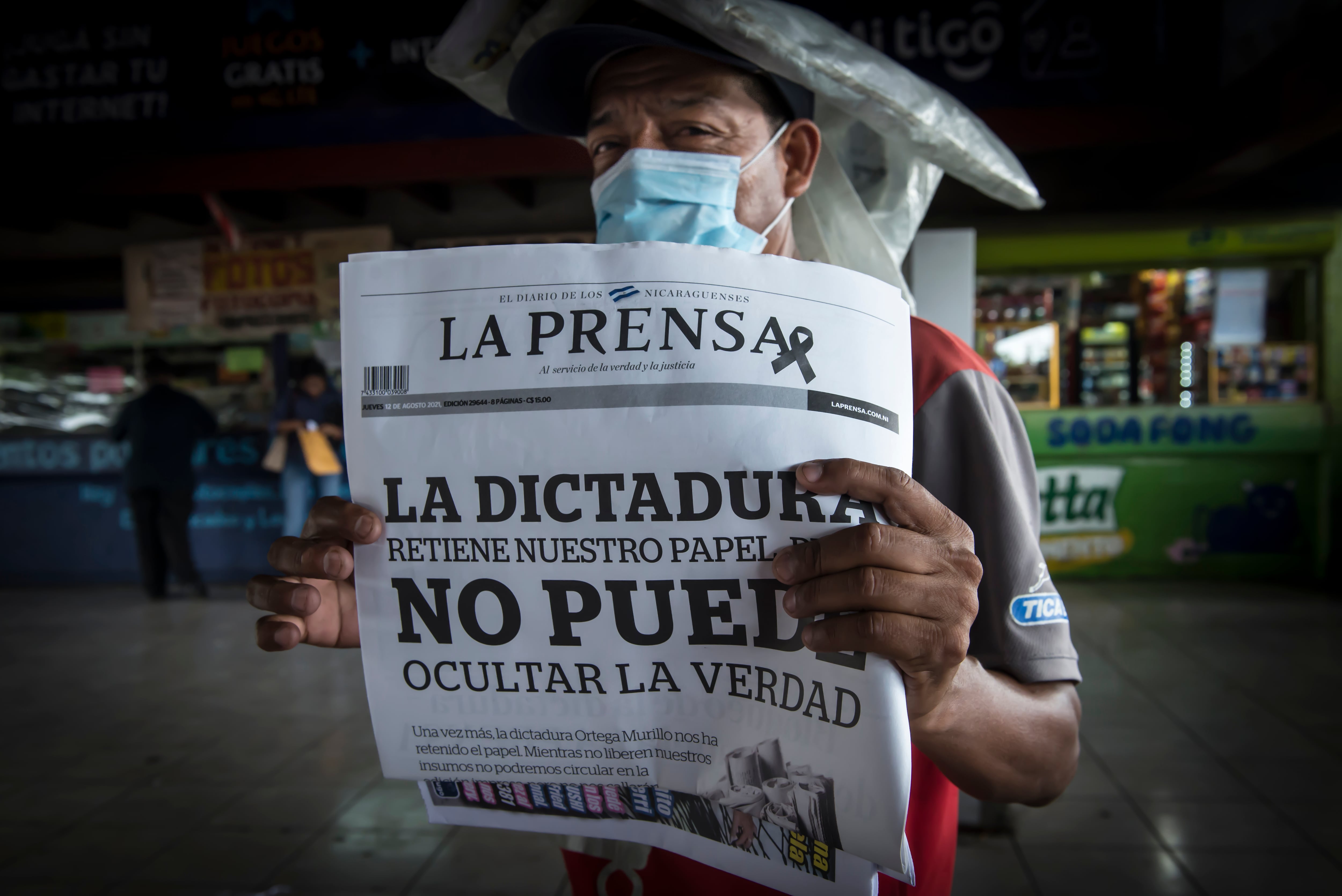 Pregoneros del diario La Prensa de Nicaragua con una edición especial de defensa a la libertad de prensa.