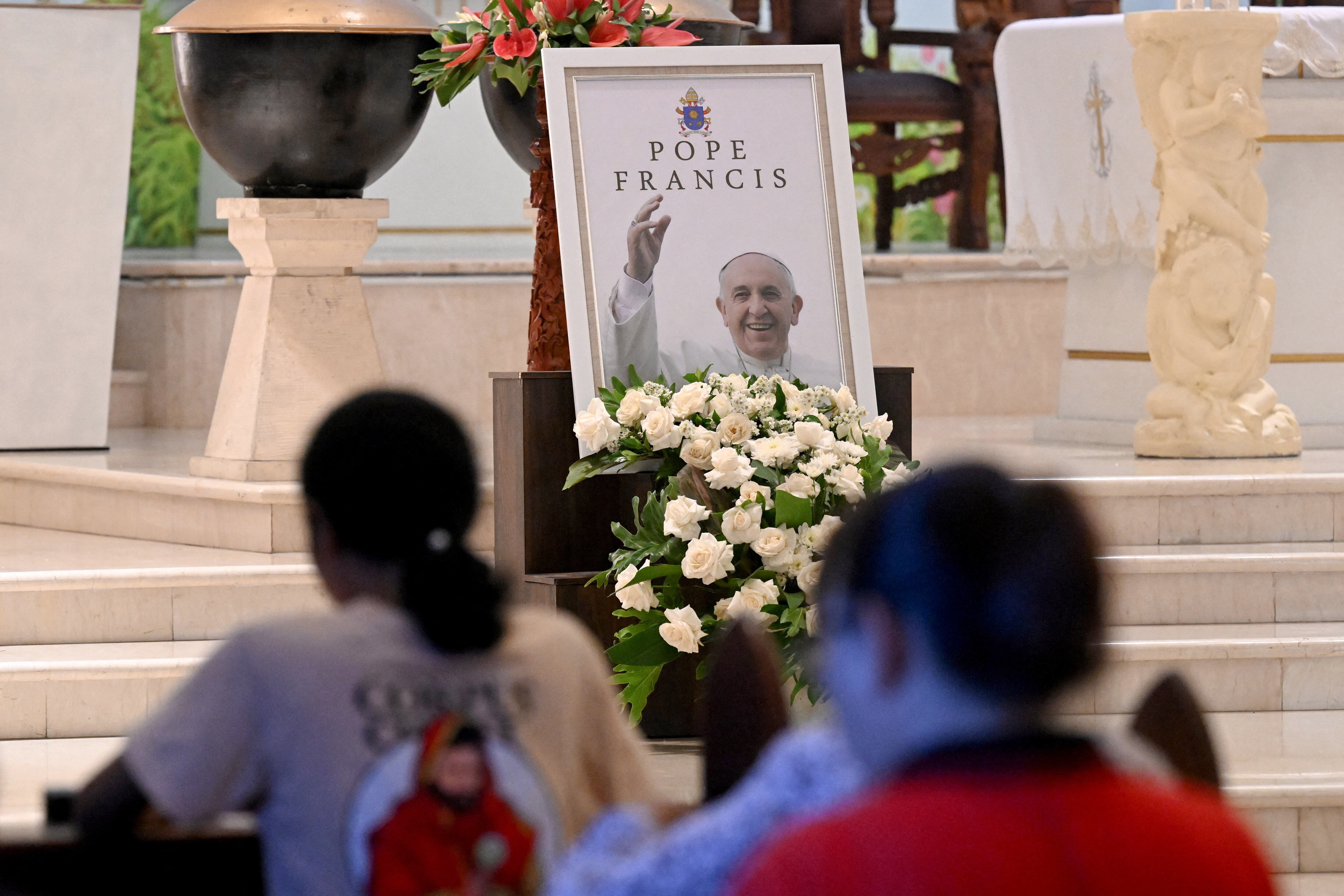 Un retrato del Papa Francisco en el altar de la Iglesia Católica de San Francisco Javier en Kuta, en la isla turística indonesia de Bali, el 22 de abril de 2025, un día después de su muerte. Fotogra