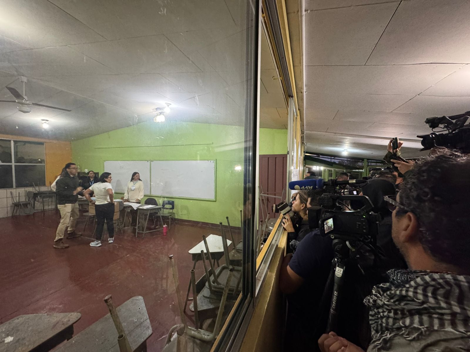 La mesa 3626, en la Escuela Julián Volio Llorente, en El Carmen de Cartago, ni siquiera ha abierto las urnas y ya está llena de camarógrafos, fotógrafos y periodistas a la espera de la candidata Laura Fernández.