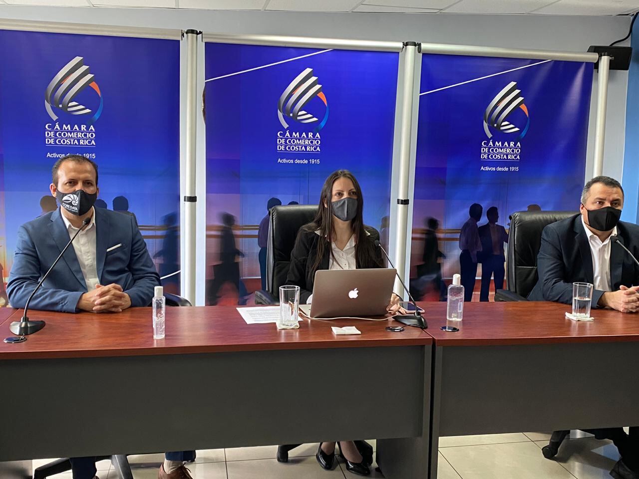 La Cámara de Comercio presentó, este jueves 15 de octubre, la nueva herramienta para venta en línea. Karol Fallas, directora Administrativa Financiera, presentó la plataforma en línea. Le acompañan Óscar Castro, de Core Data Latinoamérica; y Jeffrey Chaves, de Nidux. Foto Cortesía Cámara de Comercio.