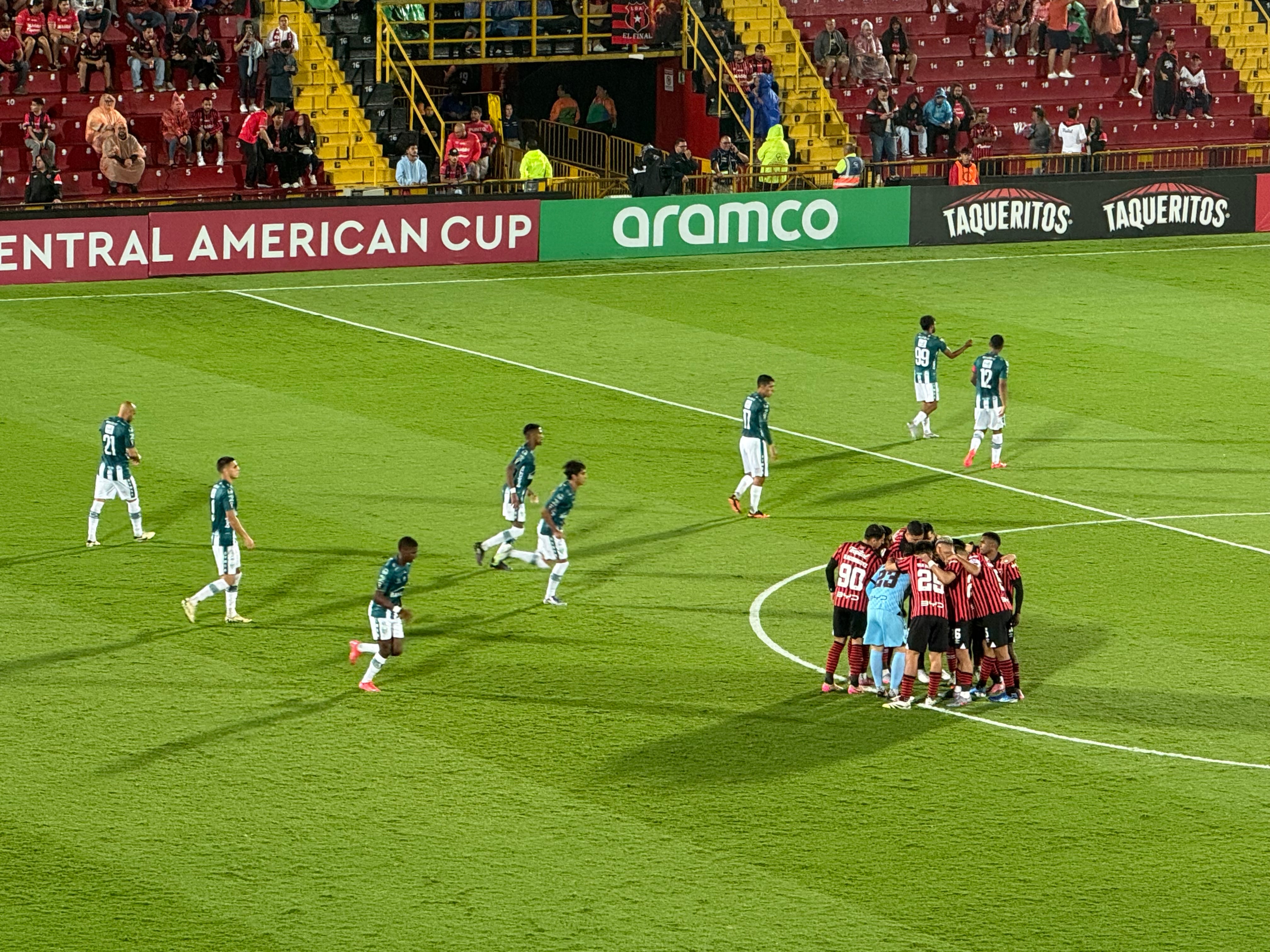 Liga Deportiva Alajuelense y Antigua están jugando en el Estadio Alejandro Morera Soto.