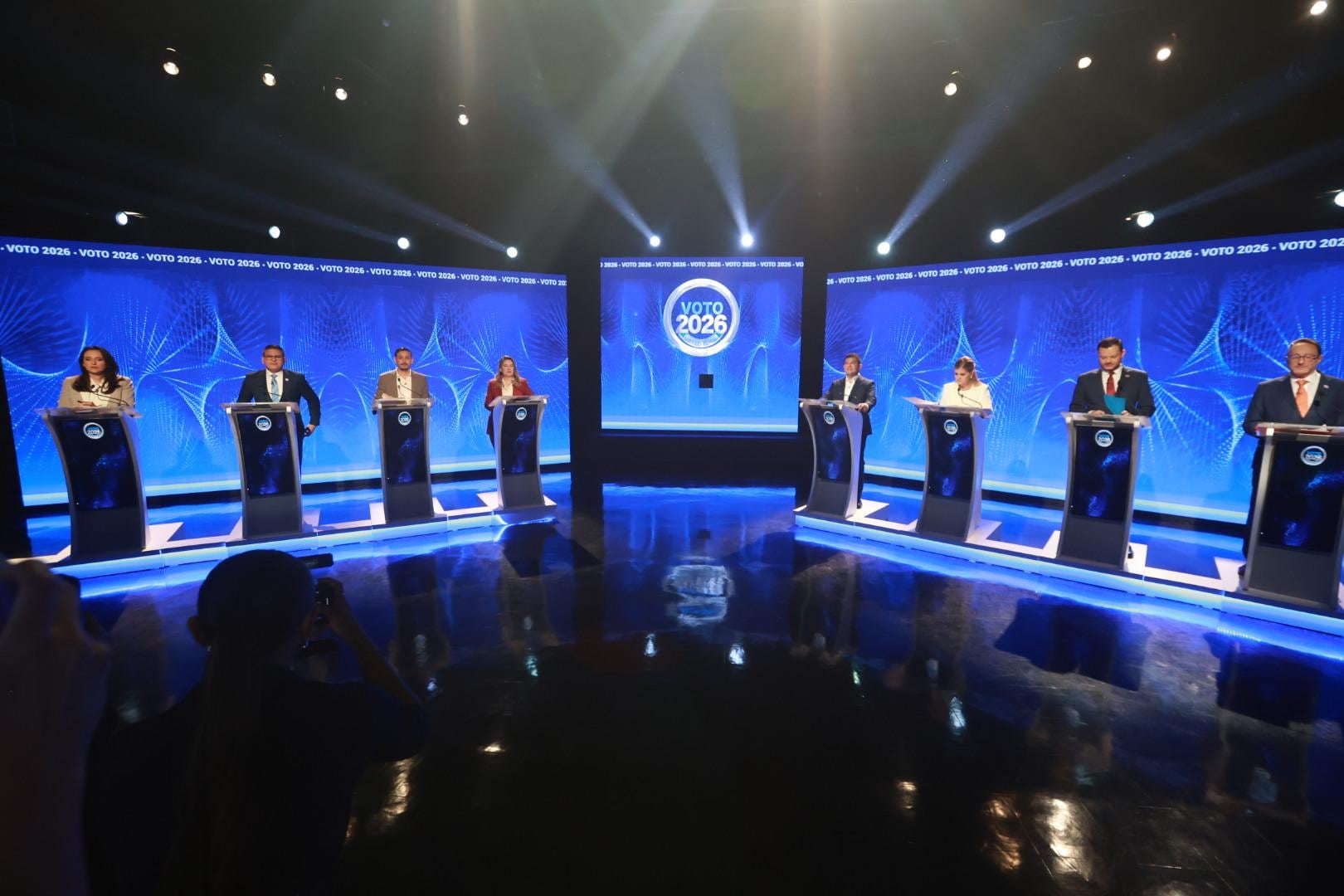 Ocho candidatos presidenciales participan en el debate organizado por Repretel y Noticias Monumental.