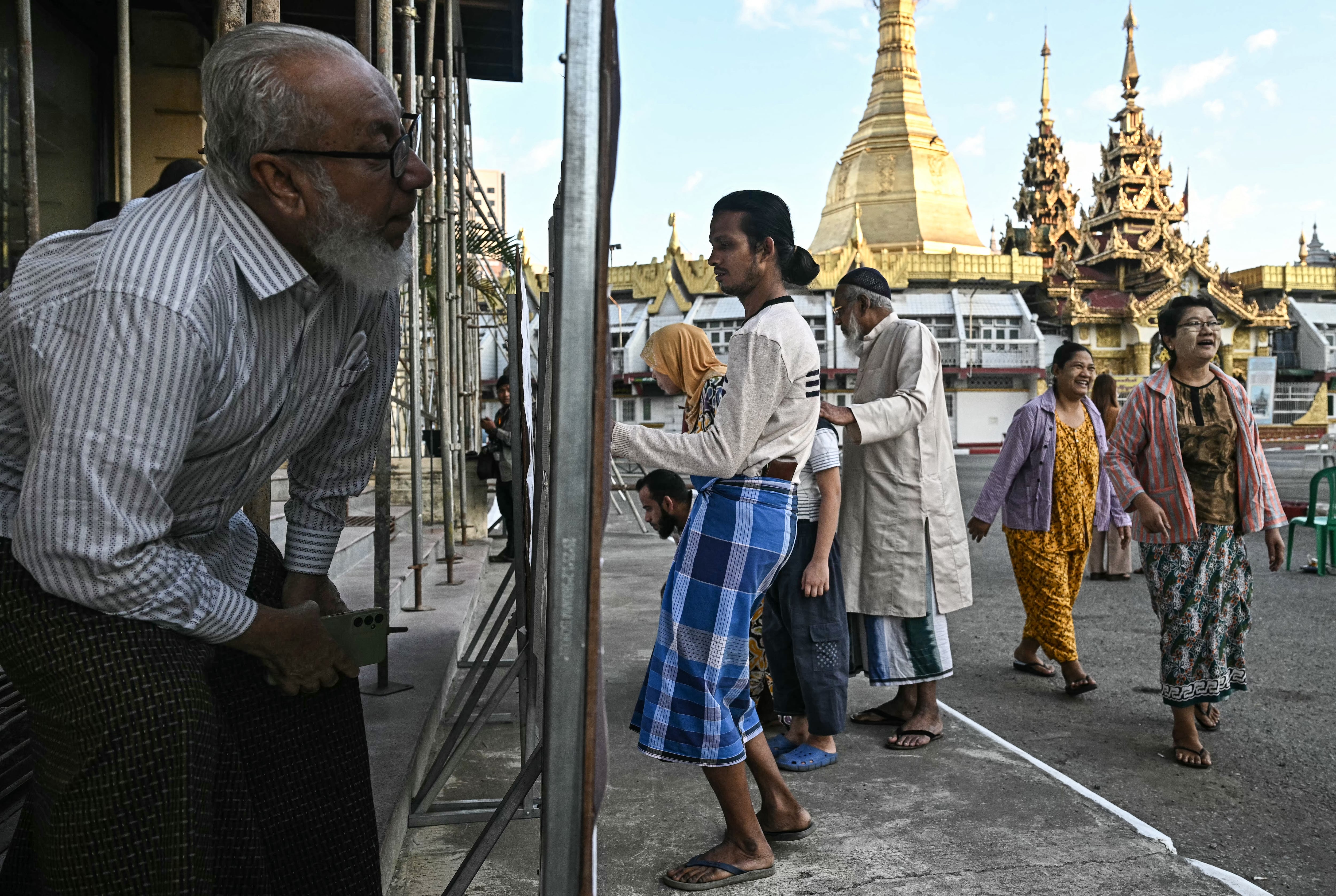 Votantes buscan su nombre en el registro en un colegio electoral durante la primera fase de las elecciones generales de Myanmar en Yangón el pasado 28 de diciembre. Fotografía: