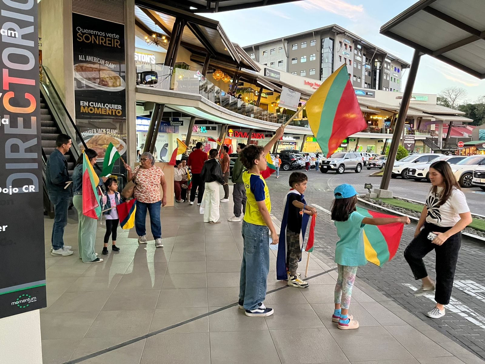 A eso de las 5:50 p. m. comenzaron a llegar los simpatizantes, desde niños hasta a adultos, de los distintos partidos políticos al Teatro Espressivo.