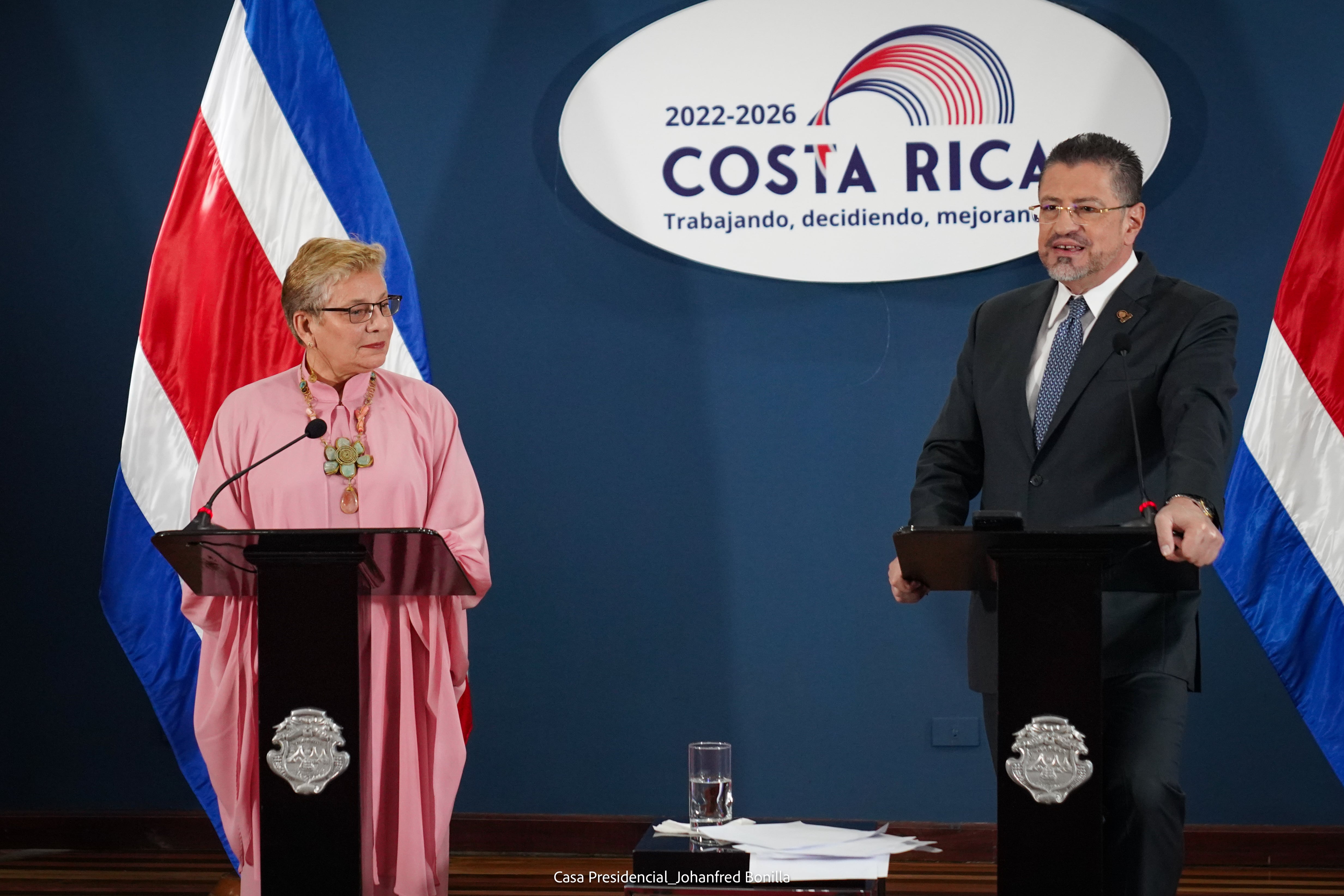 La ministra de Educación, Anna Katharina Müller, y el presidente Rodrigo Chaves, se desmarcaron de los resultados del Informe del Estado de la Educación. Foto: Casa Presidencial (Johanfred Bonilla)