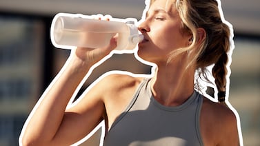 ¿Cuándo fue la última vez que tomó agua? El no hacerlo podría afectar su peso y mente