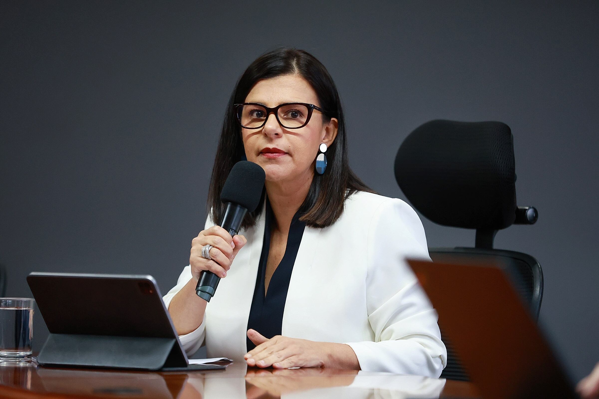 28/10/2024/ Nogui Acosta durante conferencia de prensa en el ministerio de Hacienda junto con el vicepresidente Stephan Brunner y Gabriela Chacón presidenta ejecutiva del INS SOBRE Póliza de gabinete / foto John Durán