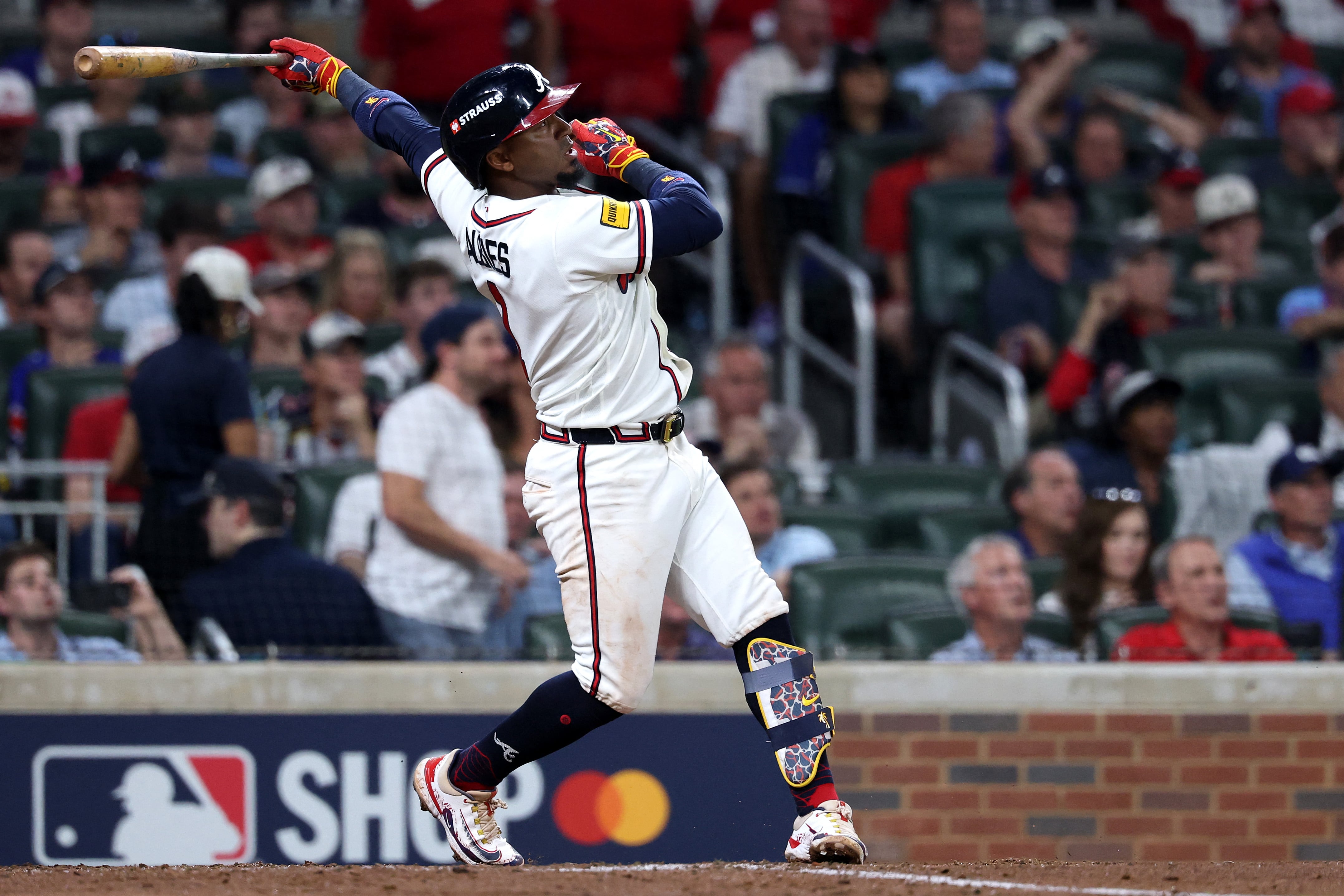 Ozzie Albies, de los Bravos de Atlanta, dispara un doble ante los Dodgers de Los Ángeles en el Truist Park, durante el partido por la Serie de División de la Liga Nacional.