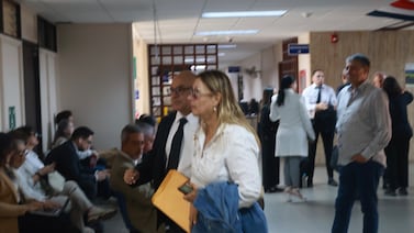Esto ocurre minutos antes de iniciar el juicio de Maricruz Leiva contra doctora por tratamiento estético