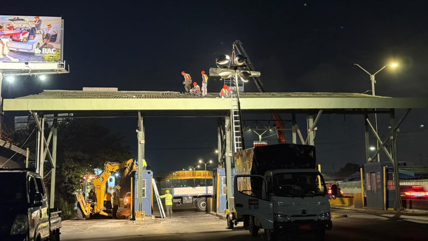 Imágenes muestran cómo inició la demolición del peaje en General Cañas con cierres nocturnos.