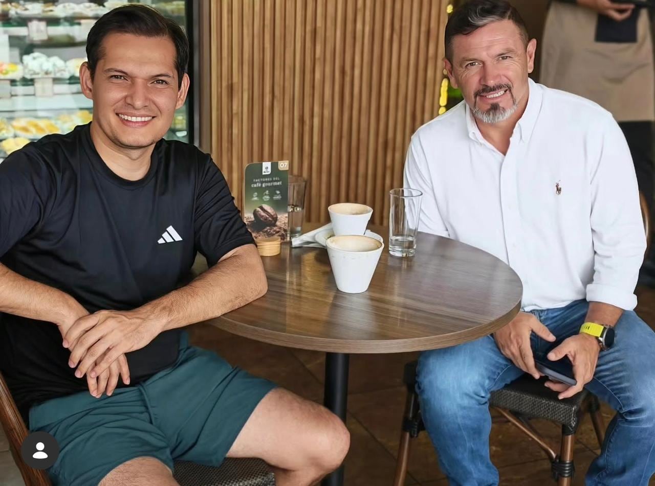 Rolando Fonseca junto al periodista José Pablo Alfaro de Fox.