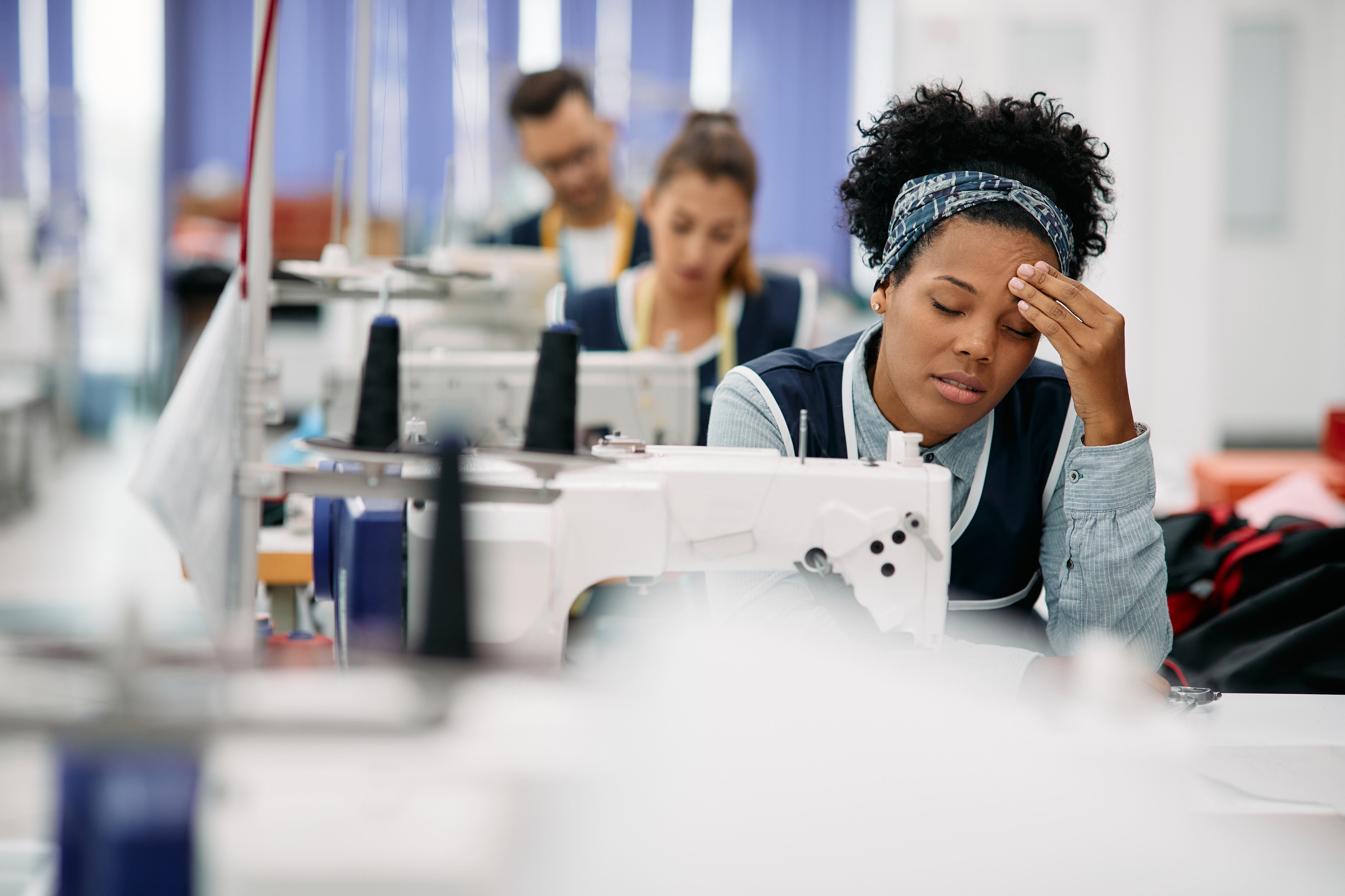 mujer cansada del trabajo en fábrica, jornadas 4x3, fatiga, cansancio, maquilas