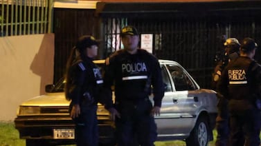 Joven muere y mujer resulta herida de gravedad en balacera en San Francisco de Dos Ríos