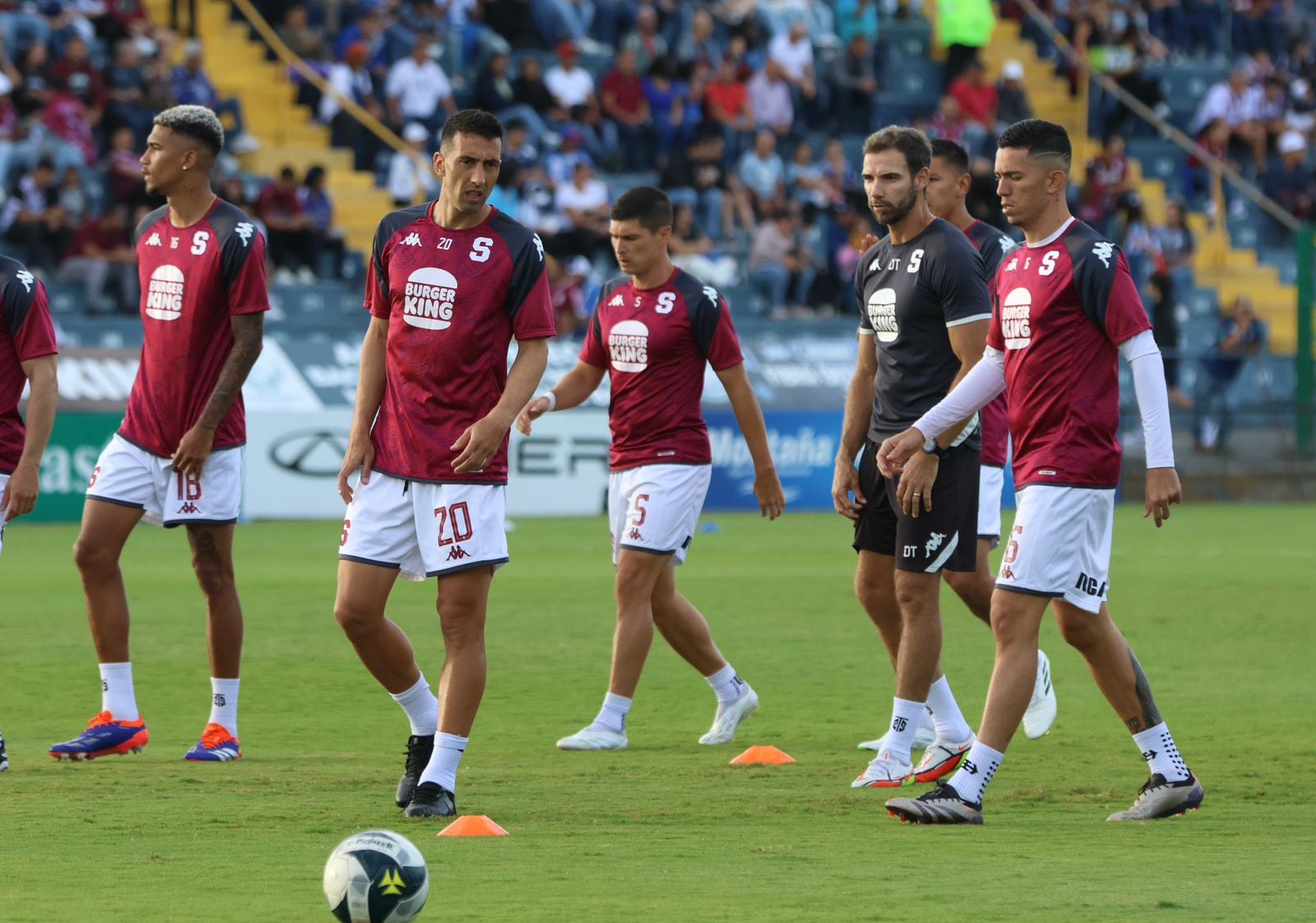 Los jugadores del Saprissa comandados por Daniel Torres hicieron el calentamiento en el Fello Meza.