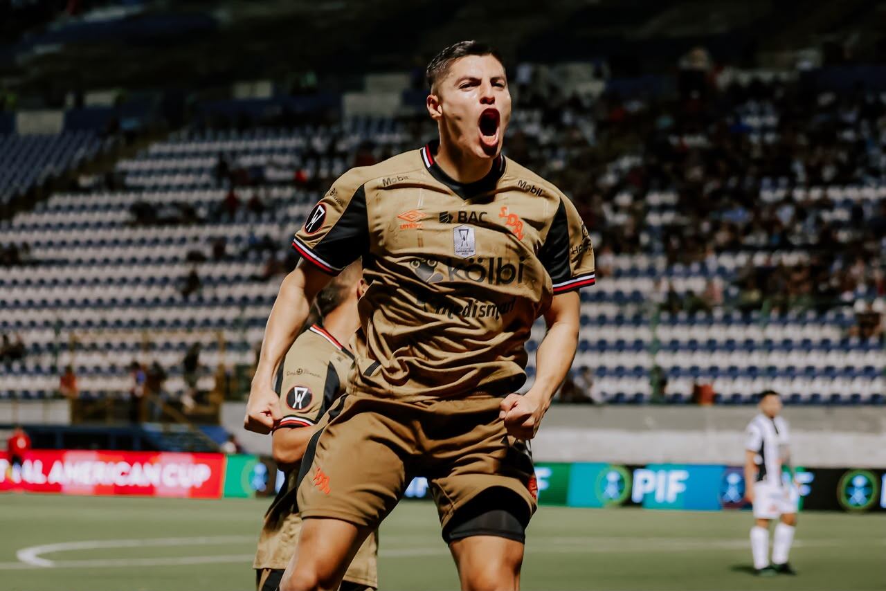 Ronaldo Cisneros convirtió el segundo gol de Liga Deportiva Alajuelense ante Diriangén.