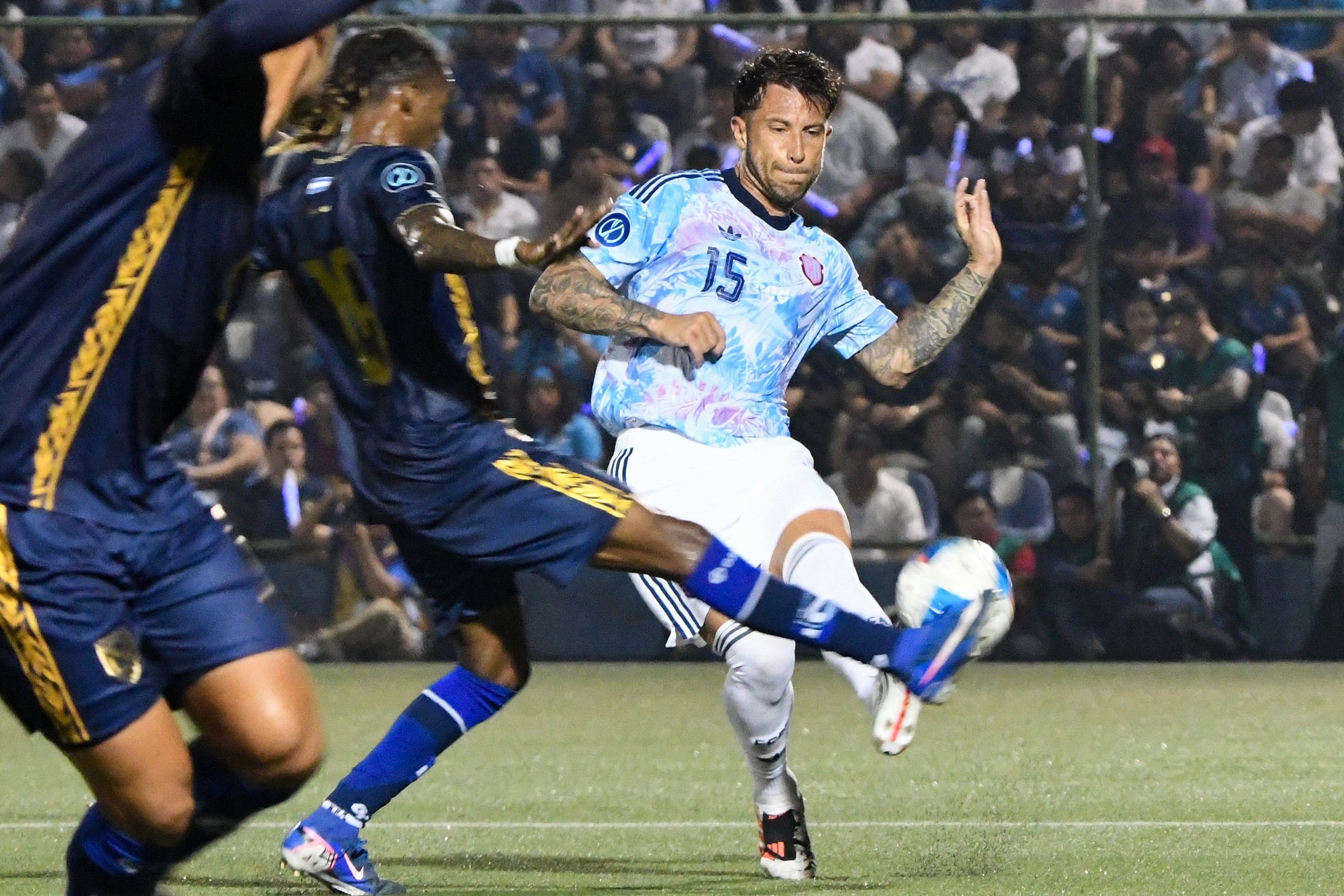 Francisco Calvo despeja el balón durante el partido entre Costa Rica y Nicaragua por la Nations League de Concacaf, en el Estadio Nacional de Managua.