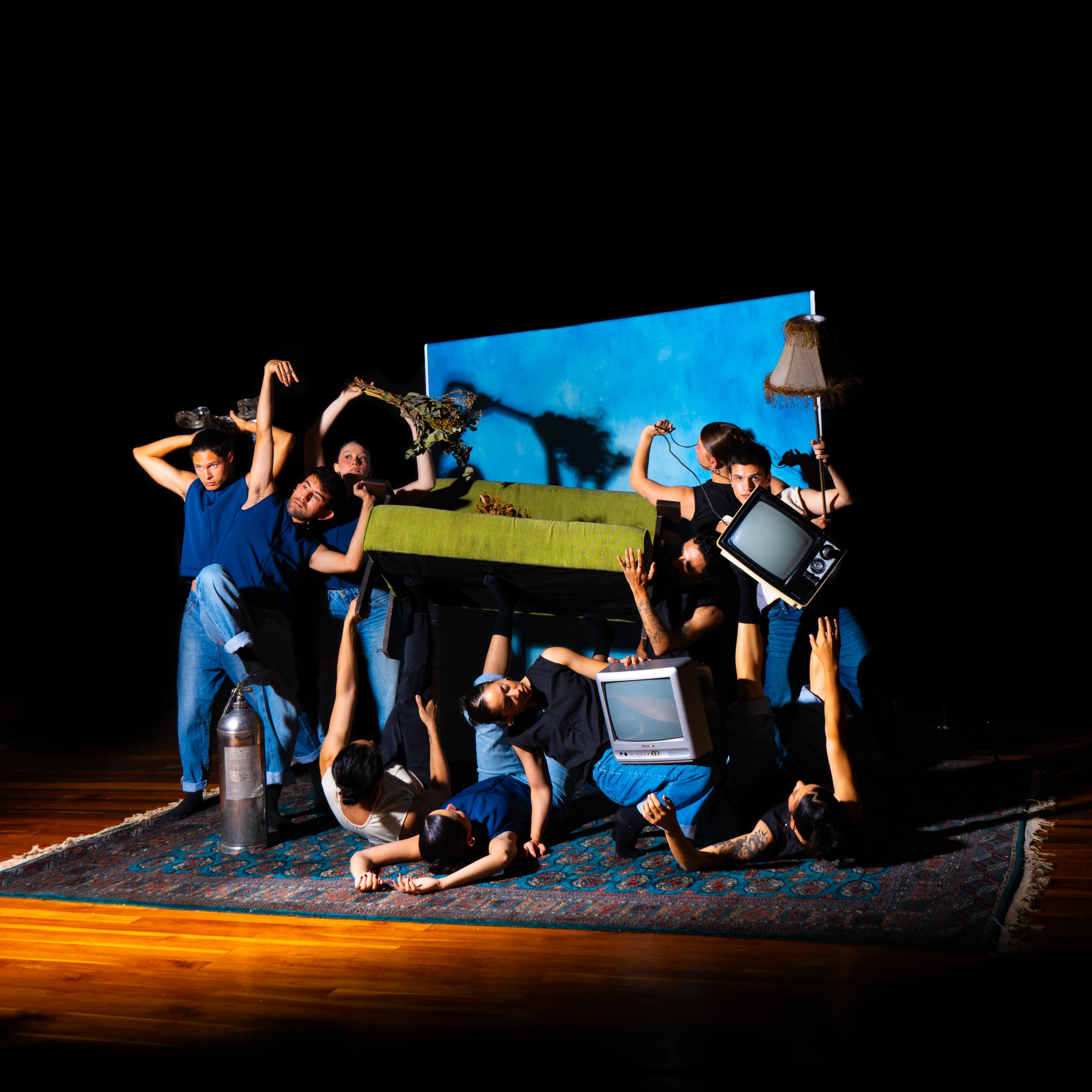 Doce intérpretes dan vida a “Tiempos Ajenos”, una obra que explora la desconexión del mundo moderno a través del movimiento y el sonido.