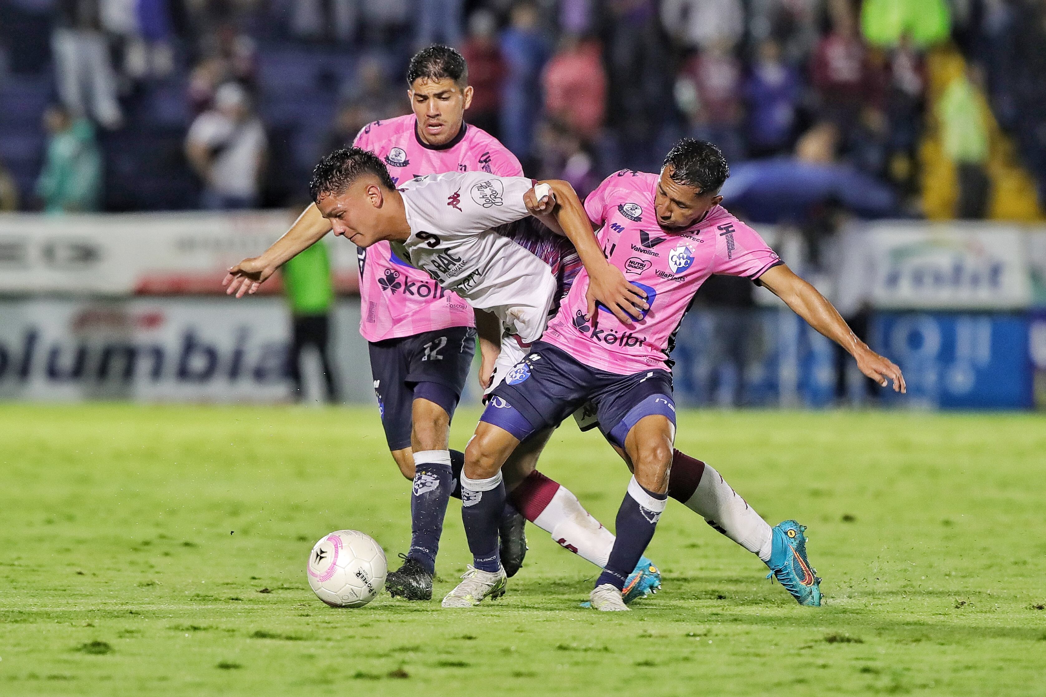 21/10/2023/ Juego entre el Club Sport Cartaginés vs Deportivo Saprissa por la jornada 16 tel torneo apertura de la Liga Promerica en el estadio Fello Meza de Cartago / Foto John Durán