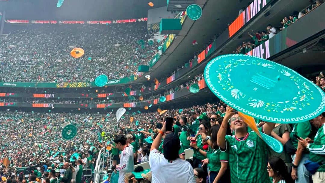 Aficionados lanzaron sombreros en el inicio del Mundial 2026: ¿por qué hicieron eso? (video)