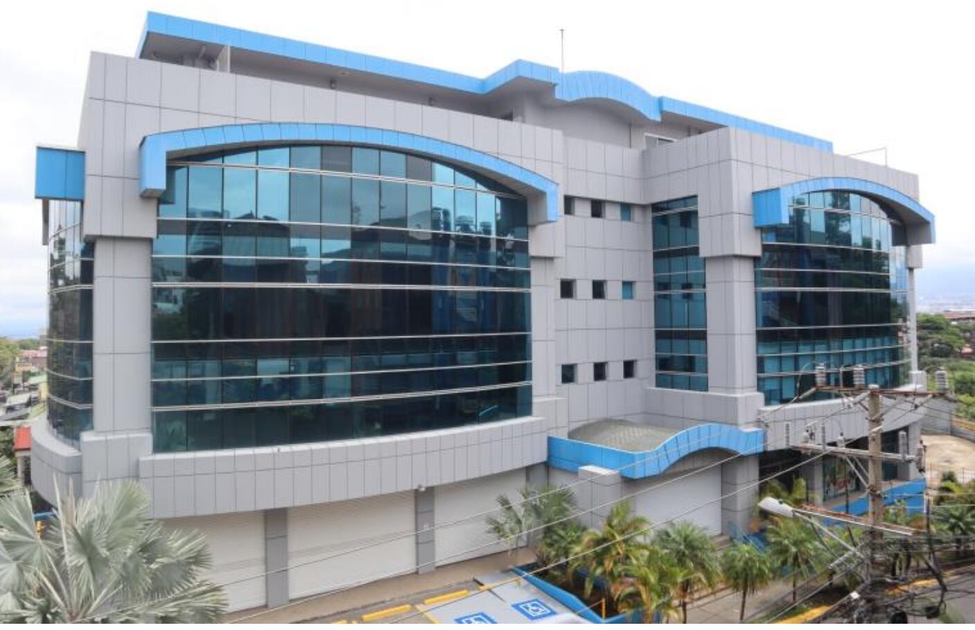El edificio Caycur, al costado oeste del centro comercial Plaza Mayor, en el bulevar Ernesto Rohrmorser, es la nueva sede central del CNP, a partir de este 26 de abril. El alquiler es de ¢23 millones mensuales. Foto: Cortesía