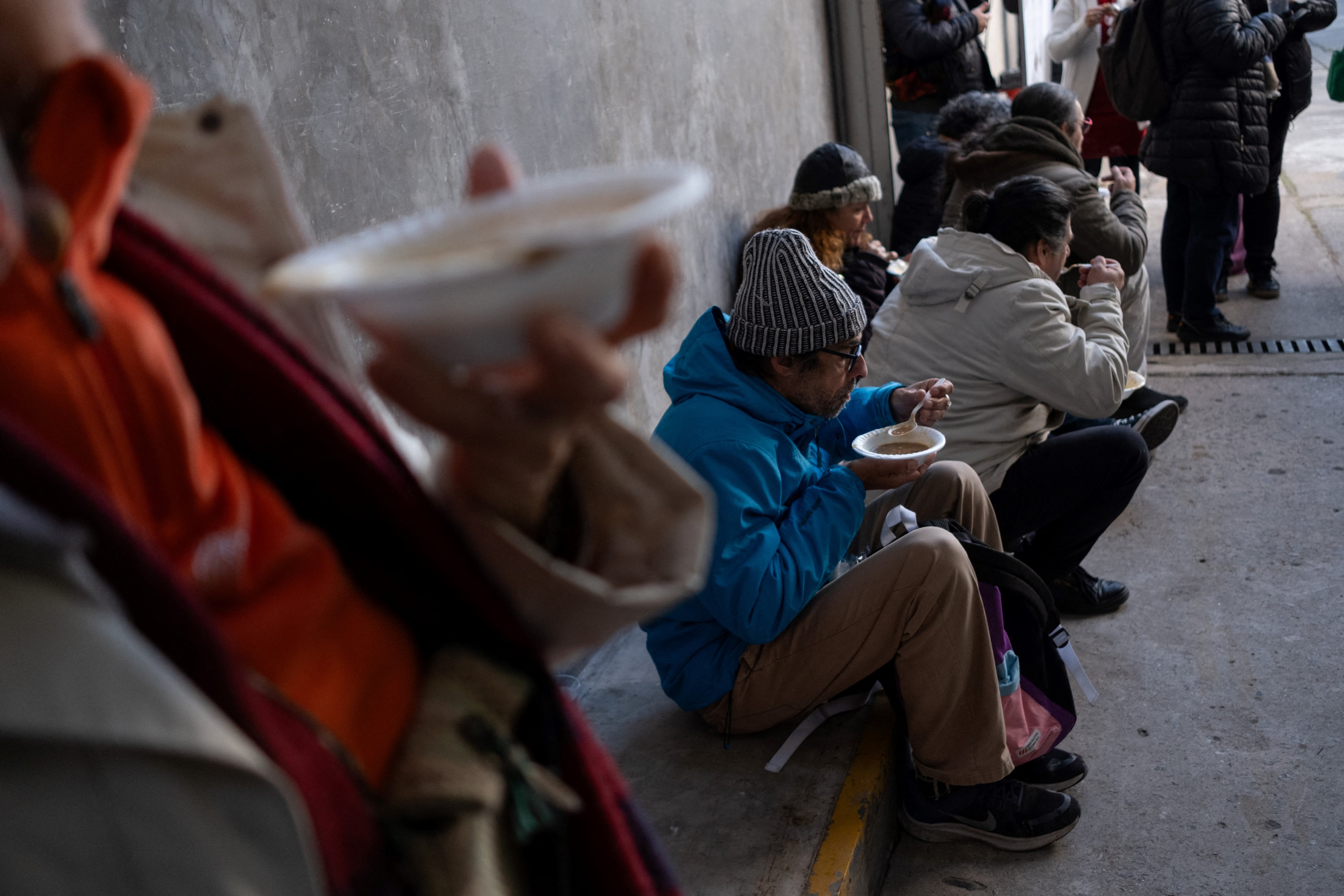 La gente come sopa del programa 'Supersopa' en la Planta Procesadora de Alimentos de la Universidad Nacional de Quilmes en Bernal, Provincia de Buenos Aires.