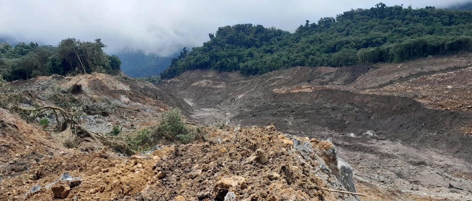 En la parte alta del deslizamiento todavía queda mucho material, por eso la CNE ha dicho que durante toda la estación lluviosa se prevé que baje material por el río Aguas Zarcas. Foto: Cortesía Jesús Alfaro.