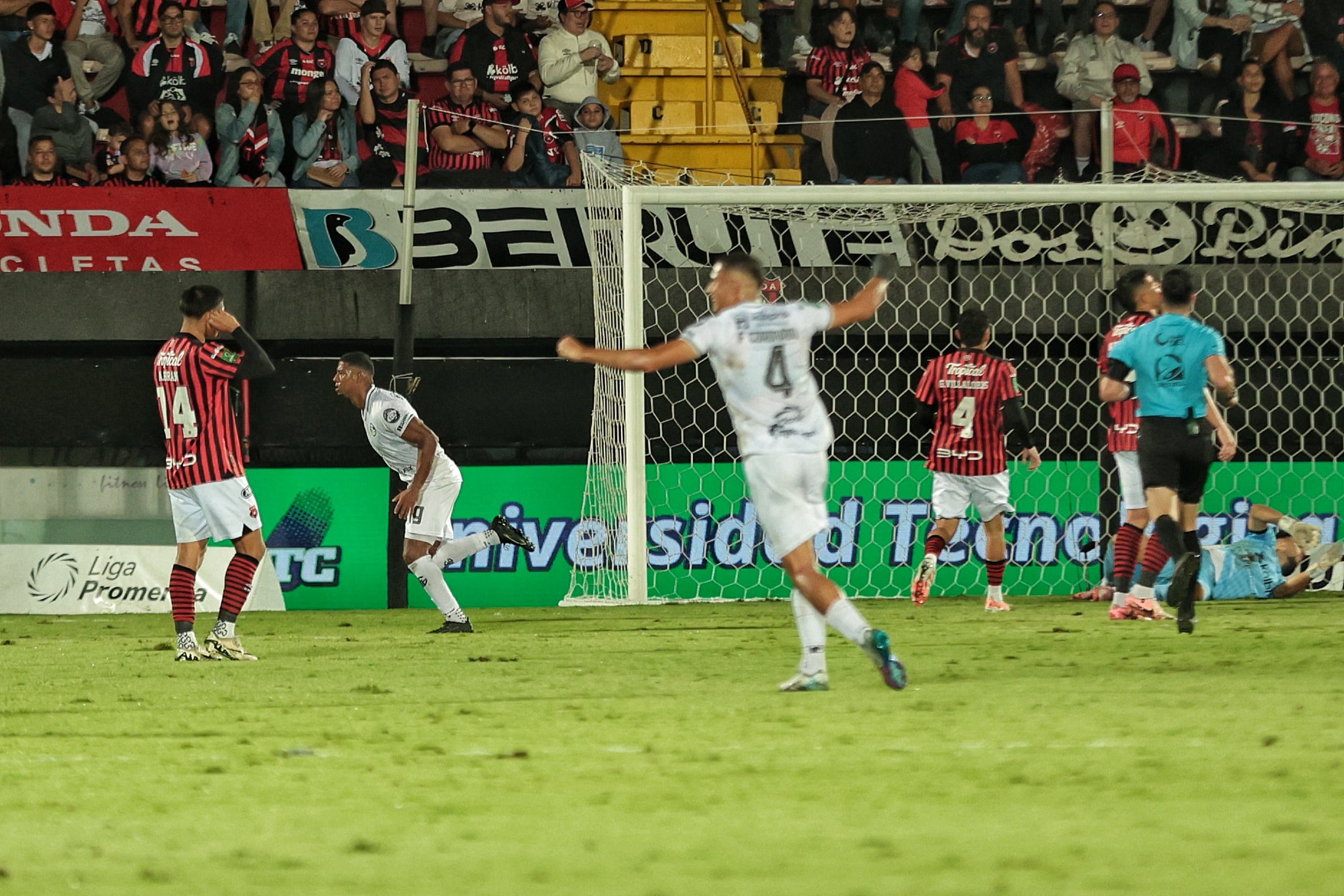 15/02/2025/ Juego entre Liga Deportiva Alajuelense vs Sporting FC en el estadio Alejandro Morera Soto / foto John Durán