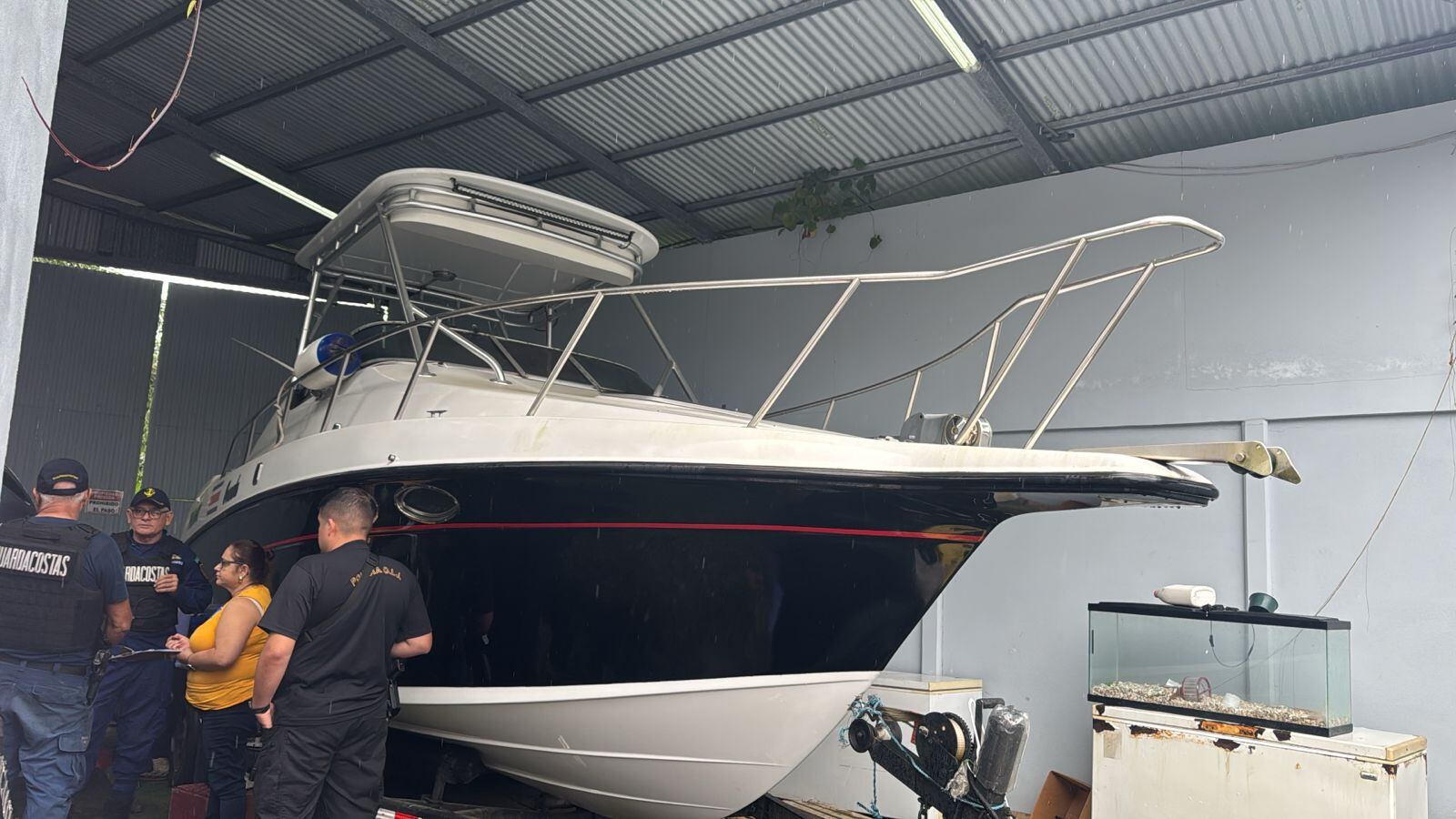 Este yate estaba en un complejo de apartamentos en Limón.