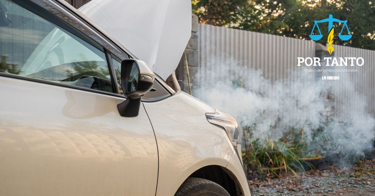 En la imagen un vehículo echando humo por el capó