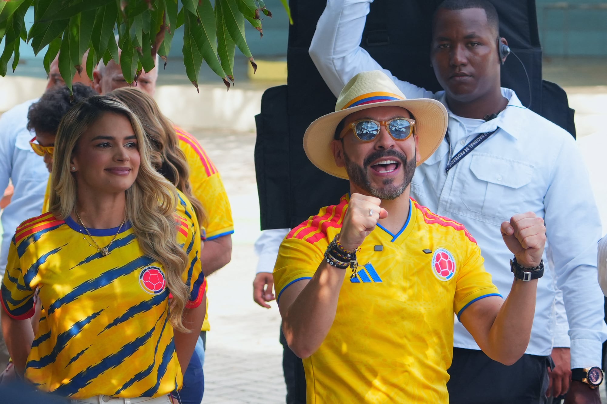 El candidato presidencial colombiano del movimiento Defensores de la Patria, Abelardo de la Espriella, este domingo junto a su esposa Ana Lucía Pineda en un centro de votación durante la segunda vuelta de las elecciones presidenciales en Barranquilla. El abogado terminó ganando las elecciones en su país por escaso margen este 21 de junio.