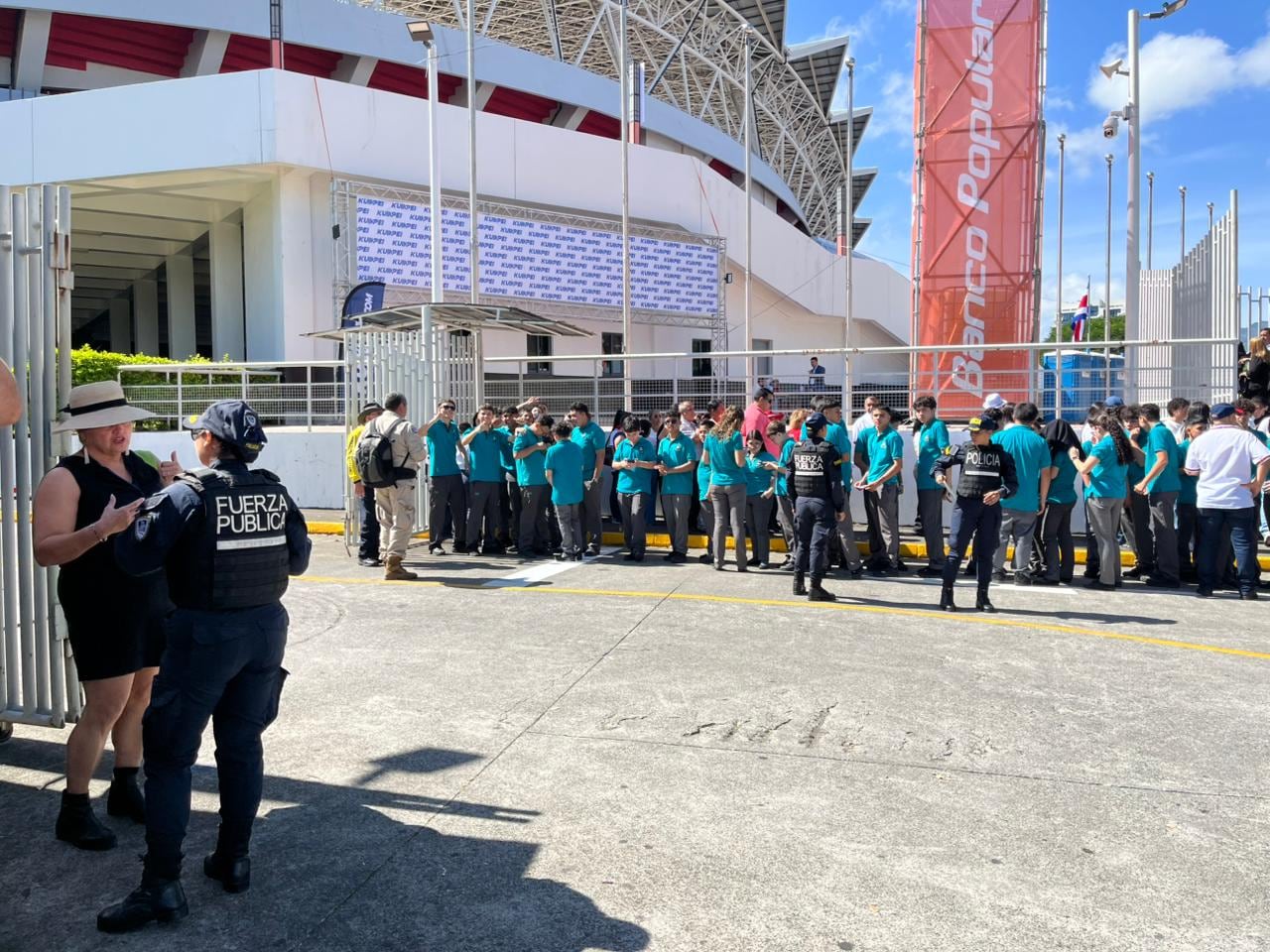 El cuerpo estudiantil, personal docente y coordinación académica del CTP del Este, ubicado en San Miguel de Santo Domingo de Heredia, asistieron este viernes al traspaso de poderes de la presidenta electa, Laura Fernández.