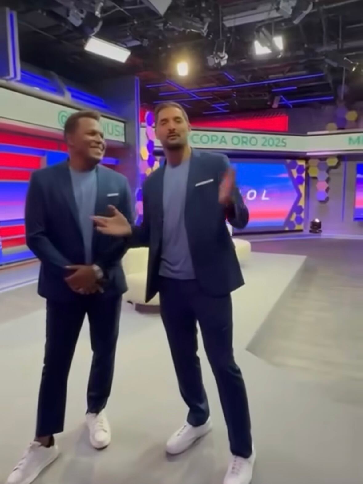 Celso Borges comparte con Carlos Pavón en el set de TUDN USA.