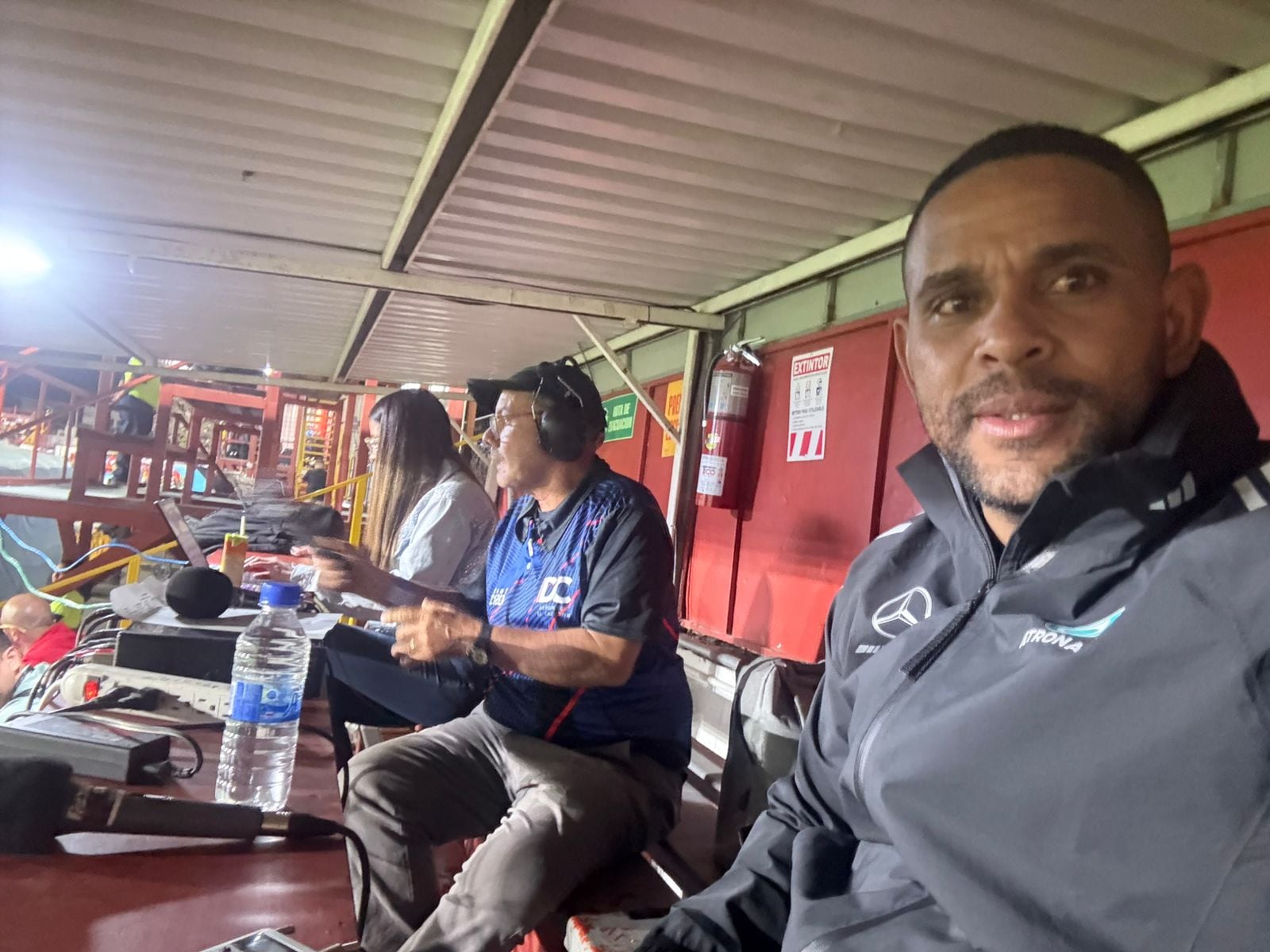 Kevin Cunningham hace una buena mancuerna al aire junto a Adrián Barboza en las transmisiones deportivas de Radio Actual.