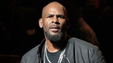 Hija de R. Kelly lo acusa de abusar de ella cuando era una niña