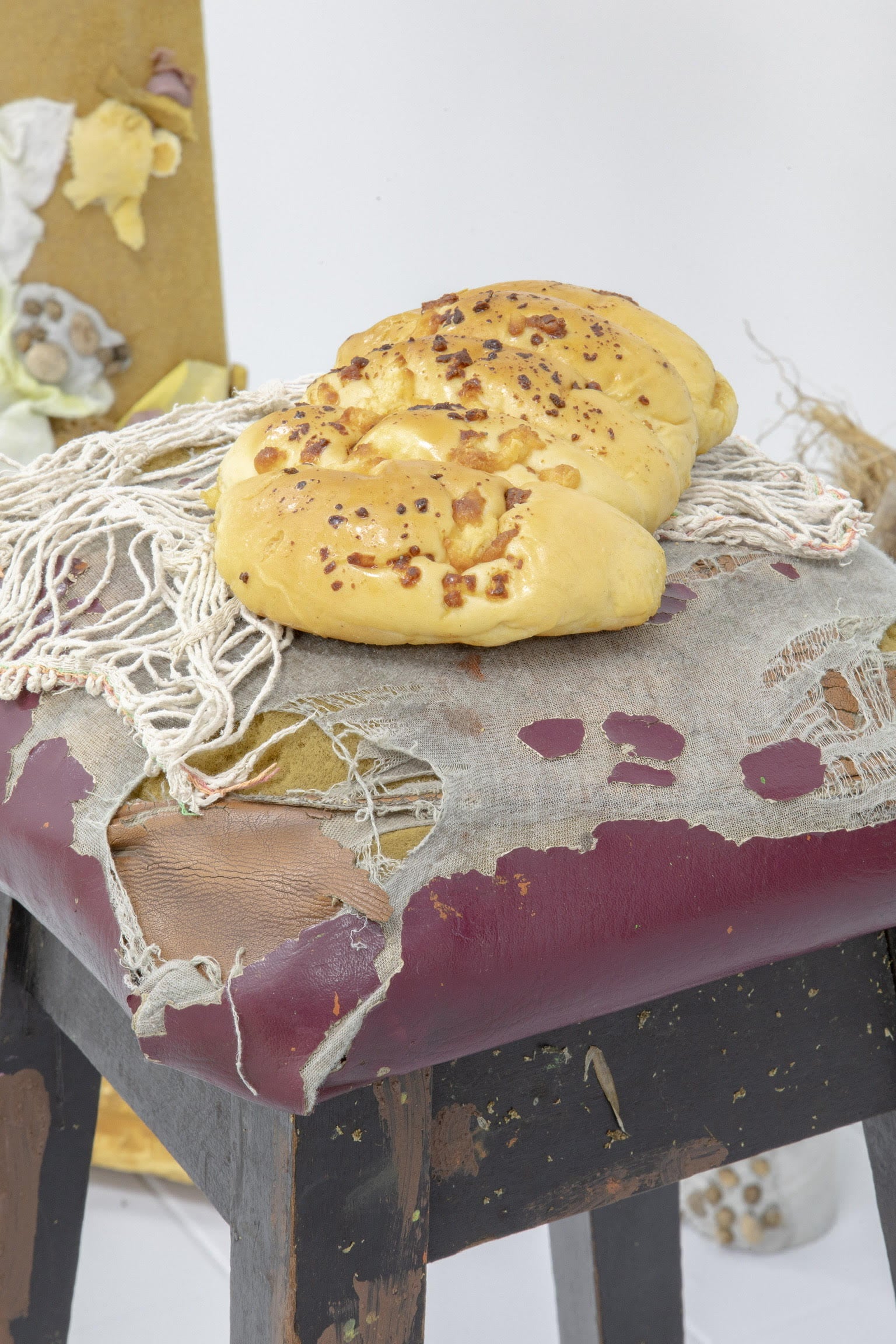 Objetos de la exposición 'Pan en la playa', de Elisa Flores.