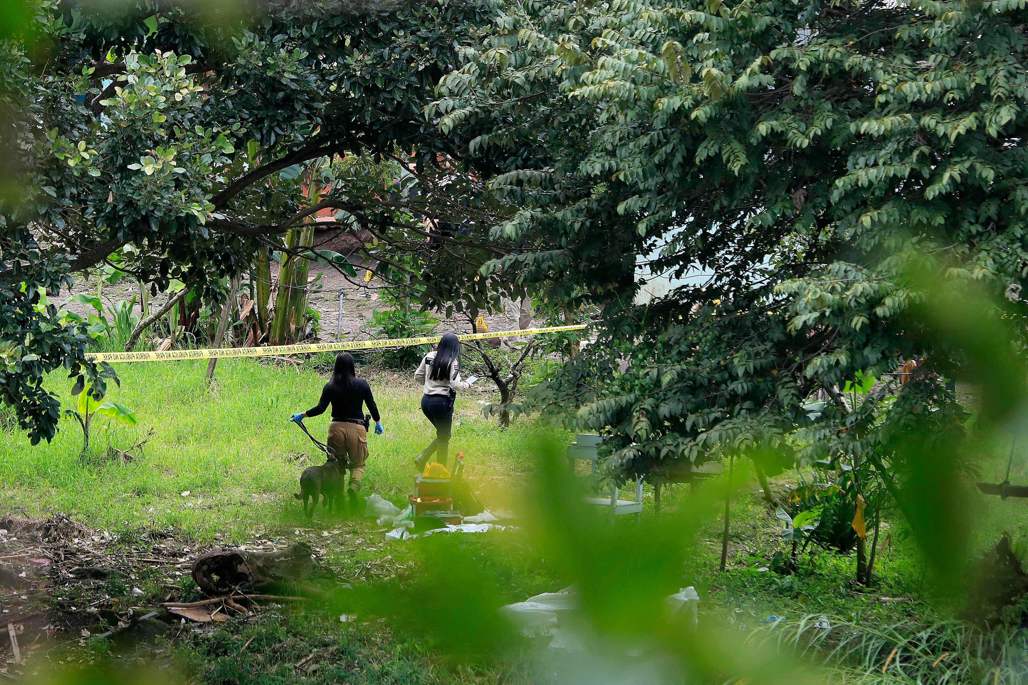 19/10/2023 San Rafael de Escazú. Aparación de tres cuerpos con heridas de bala en río Tiribí, Bajo los Anonos. Fuerza Pública y OIJ, presentes en el lugar.