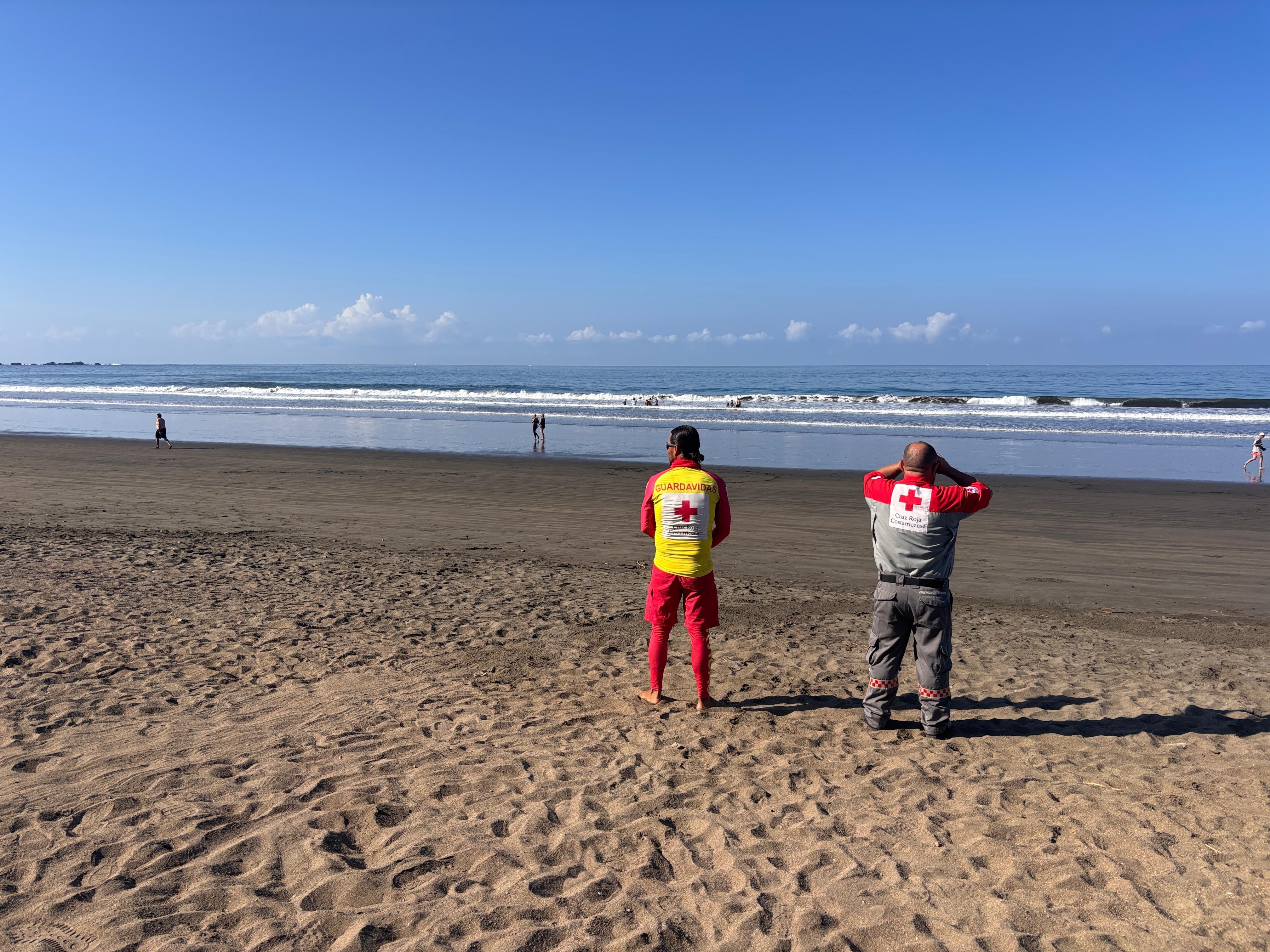 El hombre fue arrastrado por la corriente en playa Jacó.