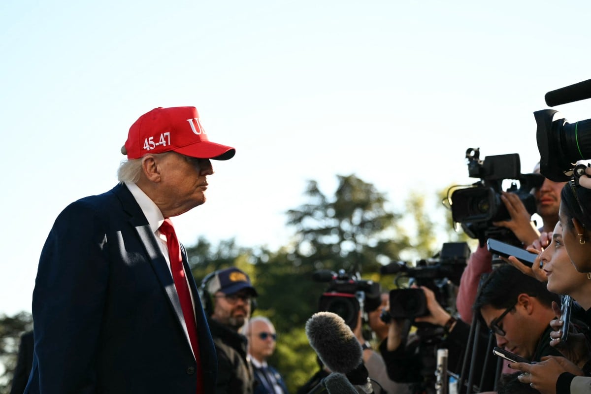 El presidente de Estados Unidos, Donald Trump, habla con la prensa a su regreso a la Casa Blanca, en Washington, D. C., el 6 de octubre de 2026.