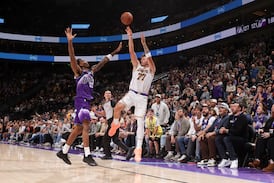 Doncic anota 52 puntos para unos Lakers infalibles en el inicio de temporada
